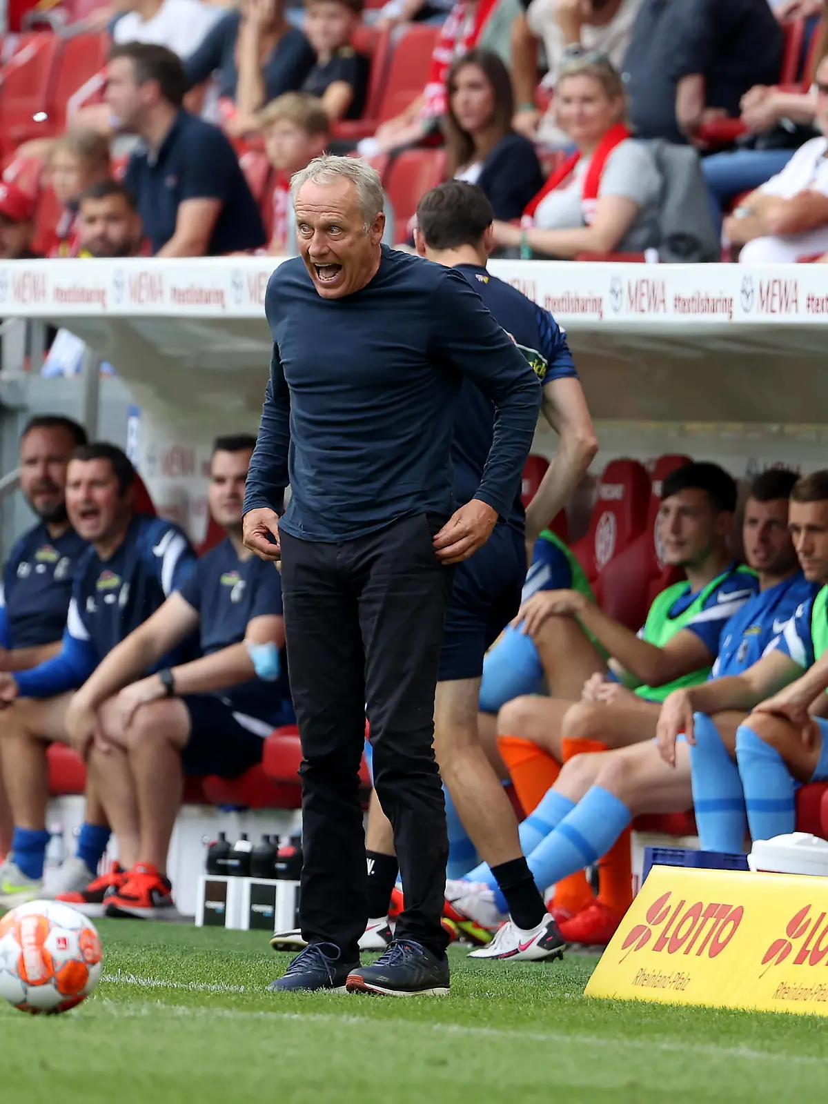 xjbx, Mainz, Mewa Arena Mainz , 18.09.21, 1. Bundesliga: 1.FSV Mainz 05 - SC Freiburg Bild: Cheftrainer Christian Streich SC Freiburg Gemäß den Vorgaben der DFL Deutsche Fußball Liga ist es untersagt, in dem Stadion und/oder vom Spiel angefertigte Fotoaufnahmen in Form von Sequenzbildern und/oder videoähnlichen Fotostrecken zu verwerten bzw. verwerten zu lassen. // DFL regulations prohibit any use of photographs as image sequences and/or quasi-video. Mainz *** xjbx, Mainz, Mewa Arena Mainz , 18 09 21, 1 Bundesliga 1 FSV Mainz 05 SC Freiburg Bild Head coach Christian Streich SC Freiburg According to the regulations of the DFL Deutsche Fußball Liga it is prohibited to use or have used photographs taken in the stadium and or from the game in the form of sequence images and or video-like photo series DFL regulations prohibit any use of photographs as image sequences and or quasi video Mainz www.jb-sportfoto.de 