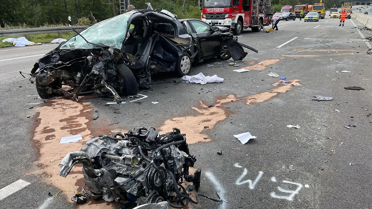 19.09.2021, Hessen, Friedberg: Die Autobahn 5 gleicht nach nach einem Unfall einem Trümmerfeld. Bei dem schweren Verkehrsunfall auf der A 5 bei Friedberg sind der Polizei zufolge mindestens vier Menschen getötet worden. Zudem seien mehrere Menschen verletzt worden, sagte ein Sprecher der Polizei. Foto: Michael Seeboth/dpa +++ dpa-Bildfunk +++