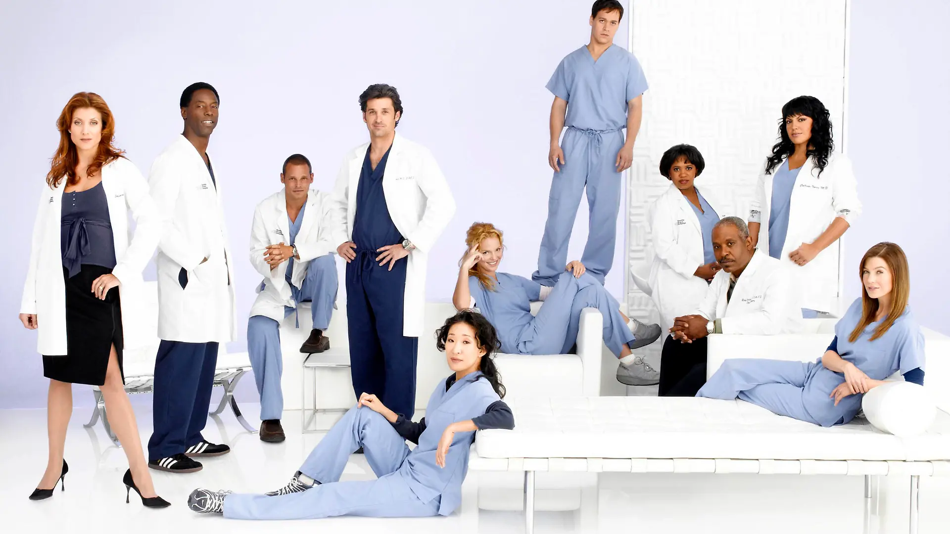 GREY'S ANATOMY [US 2005 - ]  [L-R] Kate Walsh as Addison Shepherd, Isaiah Washington as Preston Burke, Justin Chambers as Alex Karev, Patrick Dempsey as Derek Shepherd, Sandra Oh as Cristina Yang, Katherine Heigl as Isobel 'Izzie' Stevens, T.R. Knight as George O'Malley, Chandra Wilson as Miranda Bailey, James Pickens, Jr. as Richard Webber, Sara Ramirez as Dr. Callie Torres and Ellen Pompeo as Meredith Grey.    GREY'S ANATOMY [US 2005 - ]   [L-R] Kate Walsh as Addison Shepherd, Isaiah Washington as Preston Burke, Justin Chambers as Alex Karev, Patrick Dempsey as Derek Shepherd, Sandra Oh as Cristina Yang, Katherine Heigl as Isobel 'Izzie' Stevens, T.R. Knight as George O'Malley, Chandra Wilson as Miranda Bailey, James Pickens, Jr. as Richard Webber, Sara Ramirez as Dr. Callie Torres and Ellen Pompeo as Meredith Grey.     Date:  (Mary Evans Picture Library) Keine Weitergabe an Drittverwerter., Nur für redaktionelle Verwendung.