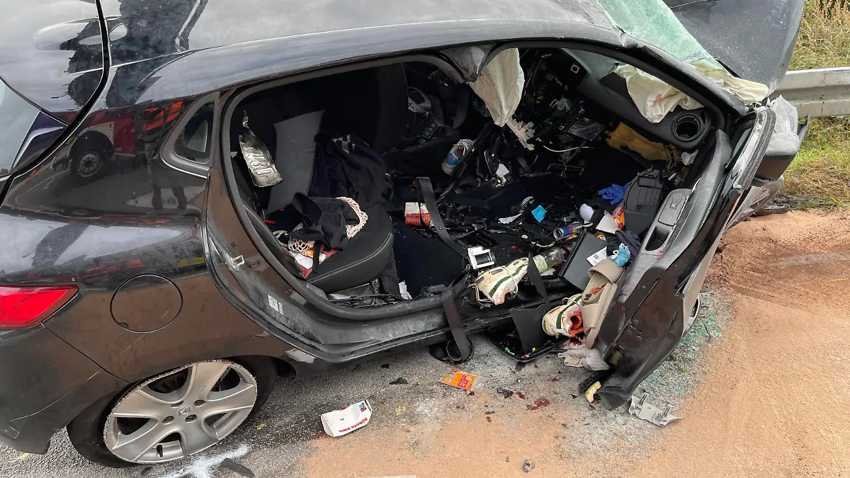 Tödlicher Falschfahrer-Unfall auf der A5 bei Friedberg Bei einem Falschfahrer-Unfall auf der A5 bei Friedberg sind am frühen Sonntagmorgen 19.09.2021 nach Medienberichten mindestens vier Personen getötet worden. Die Autobahn blieb mehrere Stunden vollgesperrt. Trümmerteile lagen auf allen Fahrstreifen und im Gegenverkehr verstreut. *** Fatal wrong-way driver accident on the A5 near Friedberg At least four people were killed in a wrong-way driver accident on the A5 near Friedberg early Sunday morning 19 09 2021, according to media reports The motorway remained fully closed for several hours Debris lay scattered across all lanes and in oncoming traffic