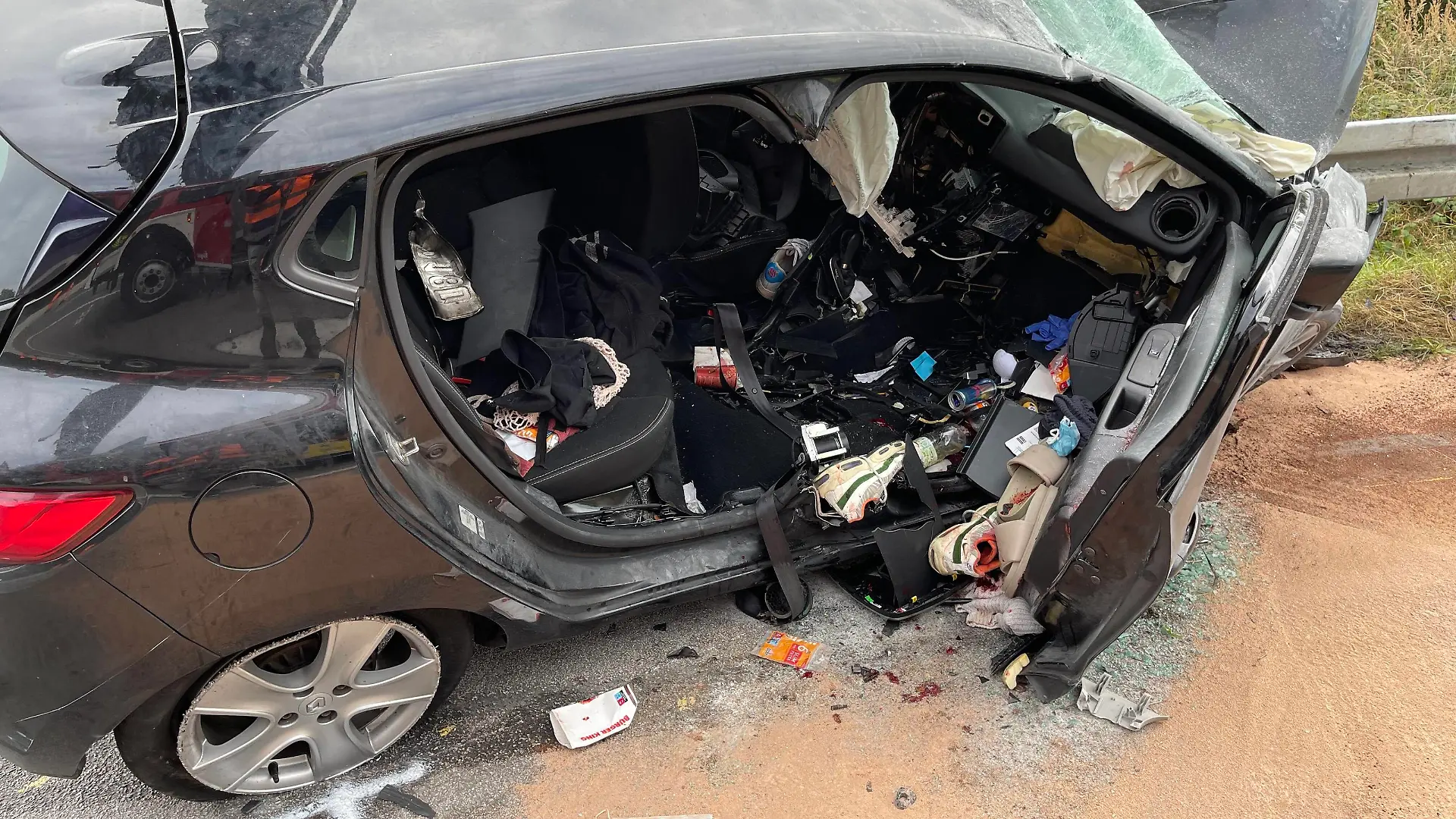 Tödlicher Falschfahrer-Unfall auf der A5 bei Friedberg Bei einem Falschfahrer-Unfall auf der A5 bei Friedberg sind am frühen Sonntagmorgen 19.09.2021 nach Medienberichten mindestens vier Personen getötet worden. Die Autobahn blieb mehrere Stunden vollgesperrt. Trümmerteile lagen auf allen Fahrstreifen und im Gegenverkehr verstreut. *** Fatal wrong-way driver accident on the A5 near Friedberg At least four people were killed in a wrong-way driver accident on the A5 near Friedberg early Sunday morning 19 09 2021, according to media reports The motorway remained fully closed for several hours Debris lay scattered across all lanes and in oncoming traffic