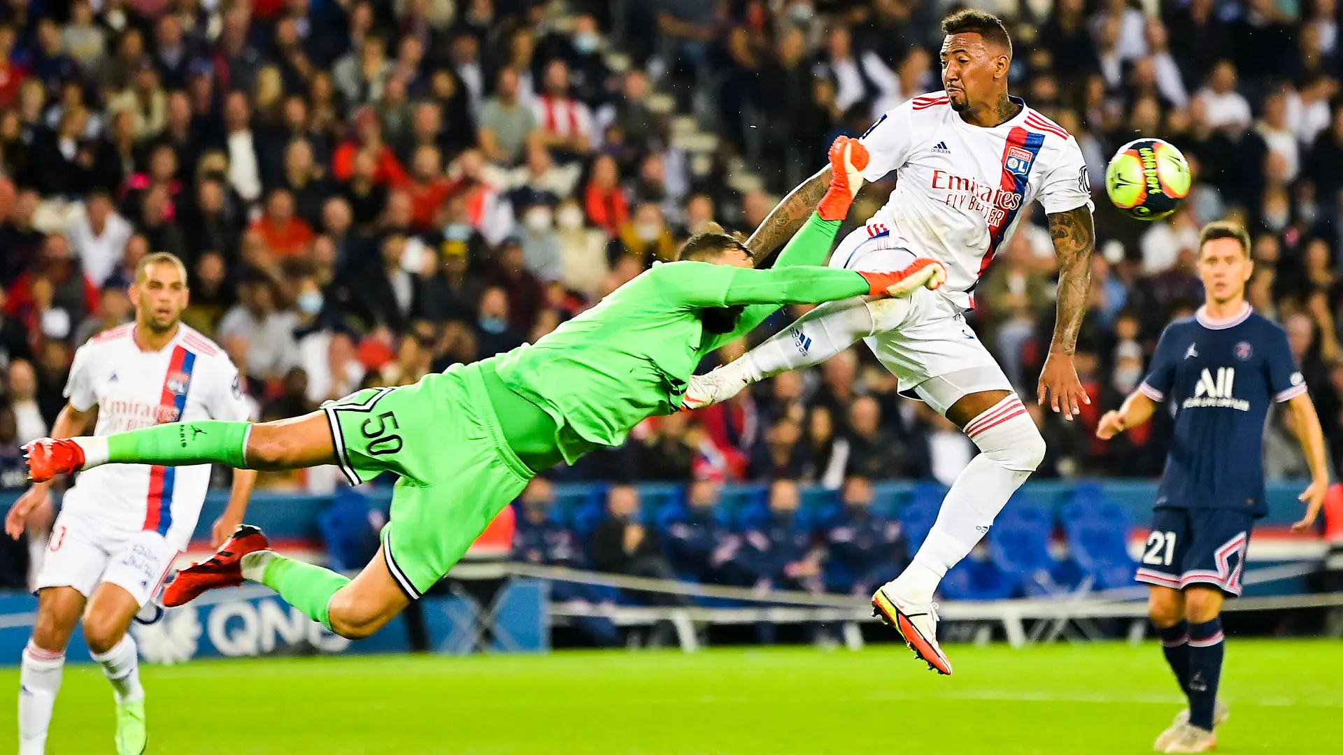 Jerome Boateng OL vs Gianluigi Donnarumma PSG FOOTBALL : PSG vs OL - 19/09/2021 JBAutissier/Panoramic PUBLICATIONxNOTxINxFRAxITAxBEL
