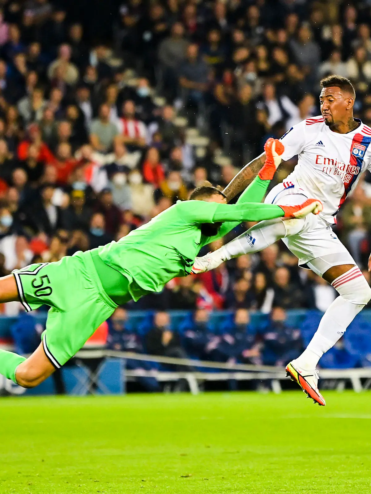 Jerome Boateng OL vs Gianluigi Donnarumma PSG FOOTBALL : PSG vs OL - 19/09/2021 JBAutissier/Panoramic PUBLICATIONxNOTxINxFRAxITAxBEL 