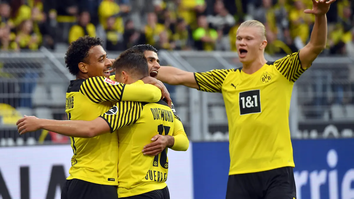 Fußball: Bundesliga, Borussia Dortmund - 1. FC Union Berlin, 5. Spieltag im Signal Iduna Park. Dortmunds Raphael Guerreiro (2.vl) bejubelt sein Tor zum 1:0 mit Donyell Malen (l-r), Mahmoud Dahoud und Erling Haaland. WICHTIGER HINWEIS: Gemäß den Vorgaben der DFL Deutsche Fußball Liga bzw. des DFB Deutscher Fußball-Bund ist es untersagt, in dem Stadion und/oder vom Spiel angefertigte Fotoaufnahmen in Form von Sequenzbildern und/oder videoähnlichen Fotostrecken zu verwerten bzw. verwerten zu lassen.