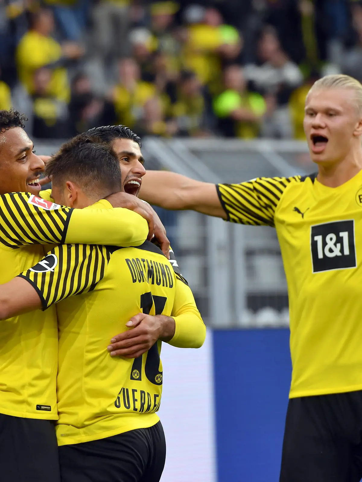Fußball: Bundesliga, Borussia Dortmund - 1. FC Union Berlin, 5. Spieltag im Signal Iduna Park. Dortmunds Raphael Guerreiro (2.vl) bejubelt sein Tor zum 1:0 mit Donyell Malen (l-r), Mahmoud Dahoud und Erling Haaland. WICHTIGER HINWEIS: Gemäß den Vorgaben der DFL Deutsche Fußball Liga bzw. des DFB Deutscher Fußball-Bund ist es untersagt, in dem Stadion und/oder vom Spiel angefertigte Fotoaufnahmen in Form von Sequenzbildern und/oder videoähnlichen Fotostrecken zu verwerten bzw. verwerten zu lassen.