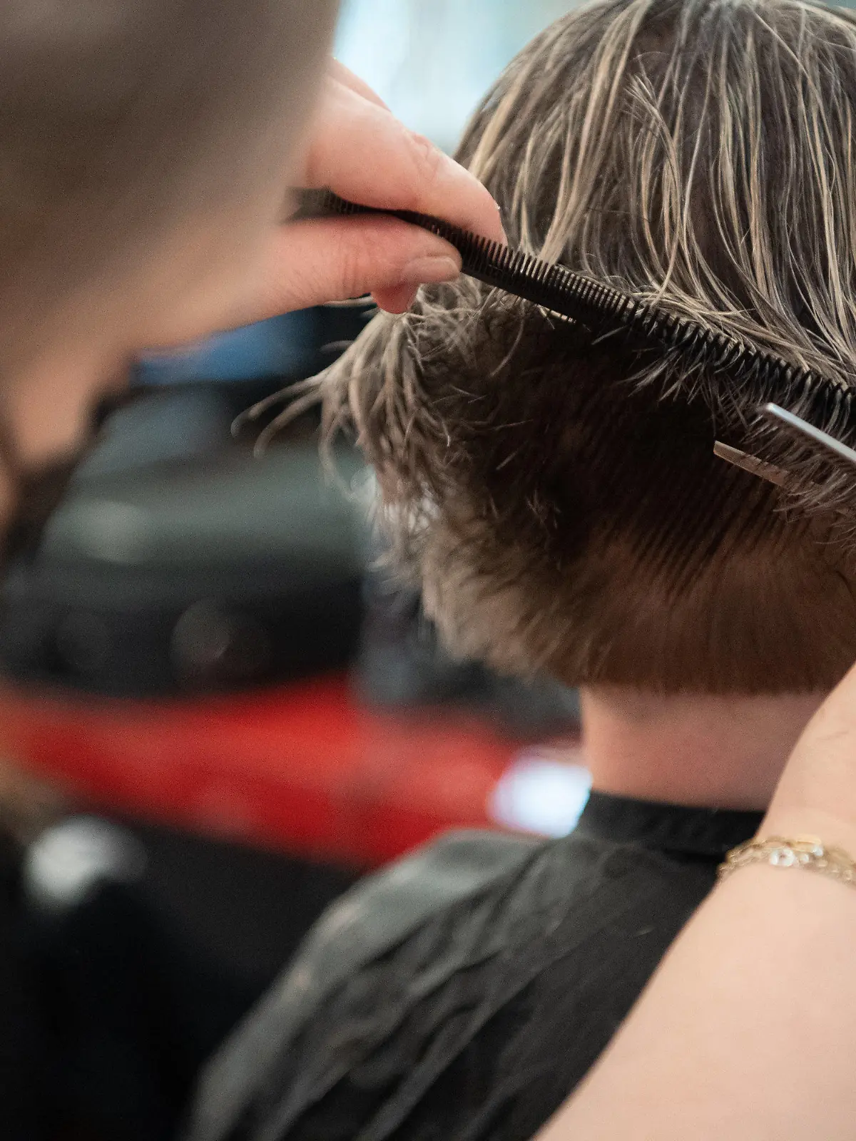 ARCHIV - 30.04.2021, Berlin: Eine Friseurin schneidet einer Kundin die Haare in einem Friseursalon. (zu dpa «Statistisches Bundesamt zu Beschäftigten und Umsatz im Handwerk, 2. Quartal 2021») Foto: Magdalena Troendle/dpa +++ dpa-Bildfunk +++