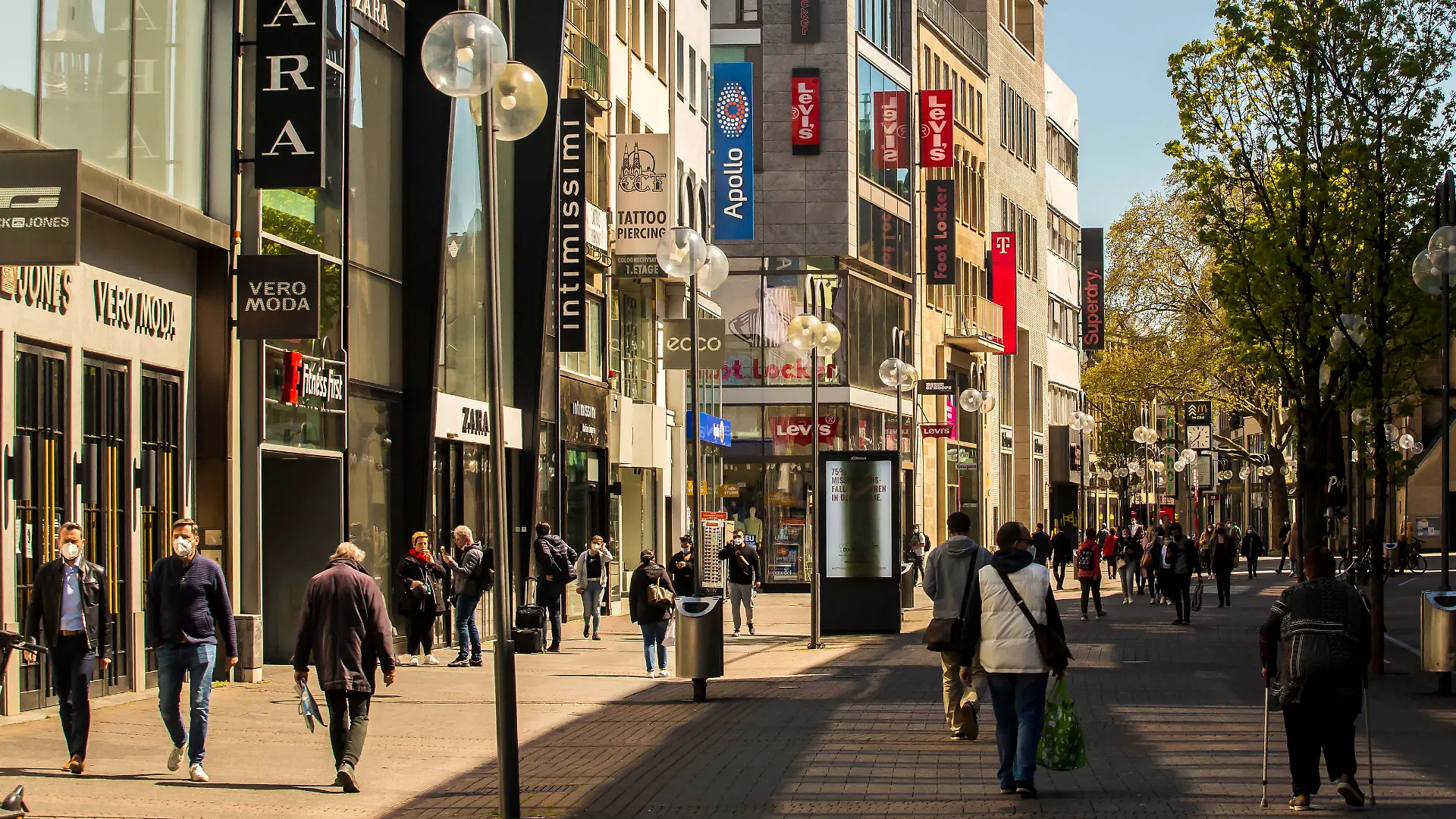 Nur wenige Menschen sind während der Coronapandemie im April 2021 in der Kölner Innenstadt - wie hier auf der Schildergasse - zum Einkaufen unterwegs. Die meisten Geschäfte sind geschlossen. Köln *** Few people are out shopping in Colognes city centre during the corona pandemic in April 2021, as here on Schildergasse Most shops are closed Cologne