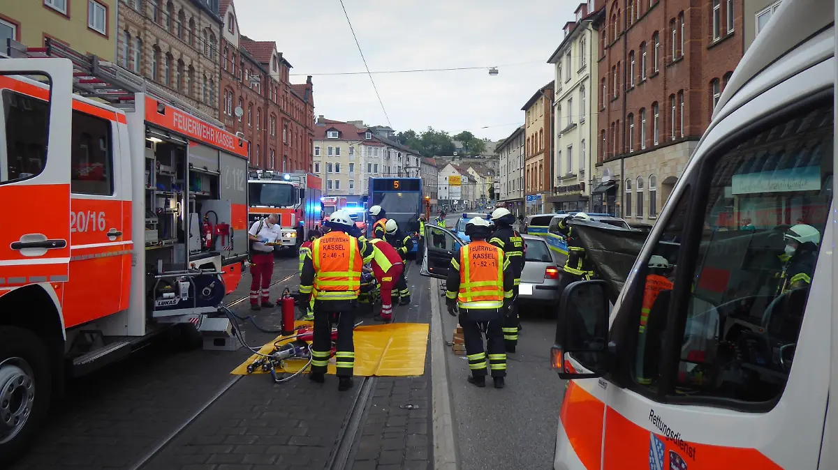 Unfall mit Tram in Kassel - Die Frankfurter Straße war während der Rettungsmaßnahmen gesperrt.