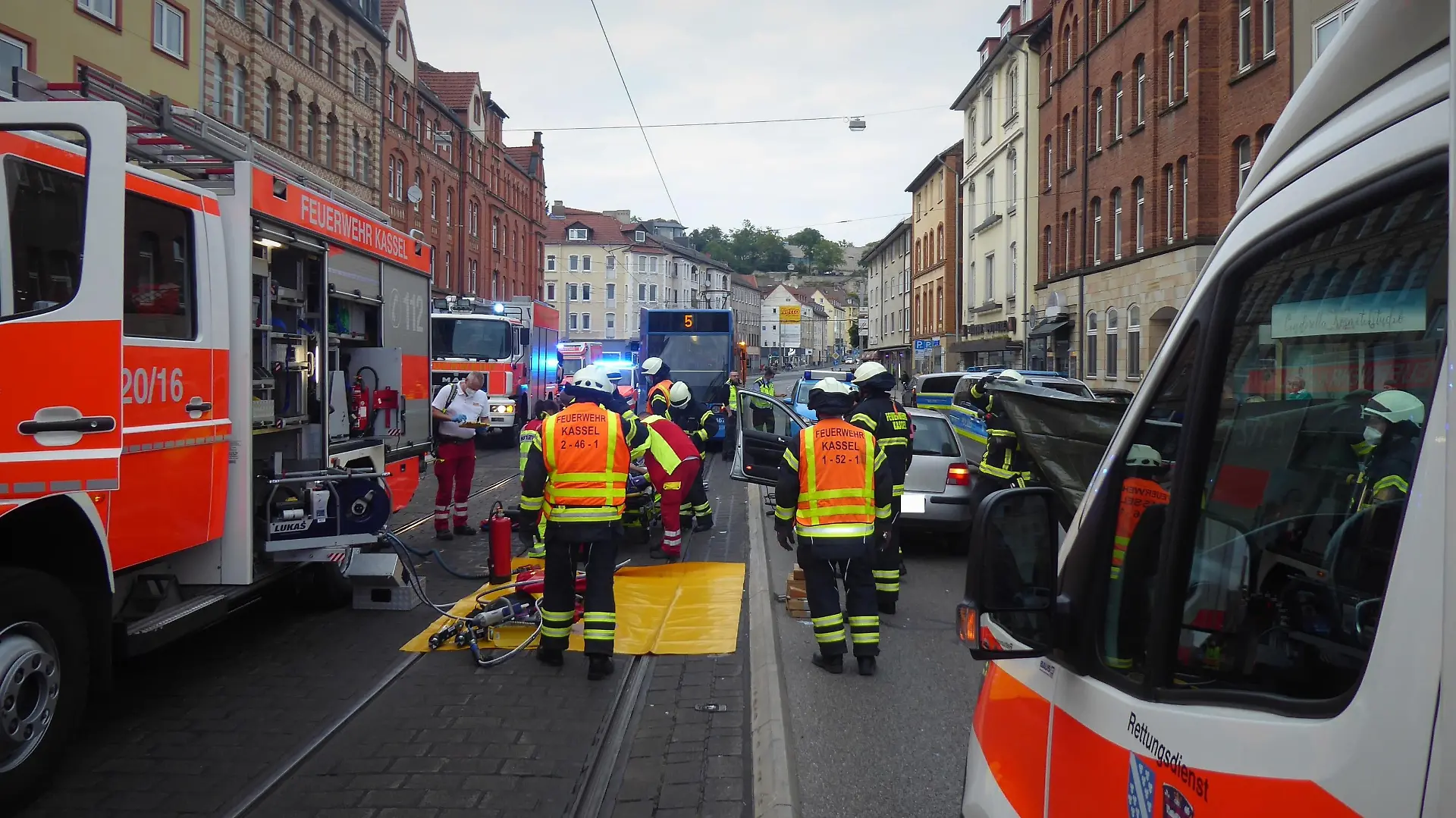 Unfall mit Tram in Kassel - Die Frankfurter Straße war während der Rettungsmaßnahmen gesperrt.