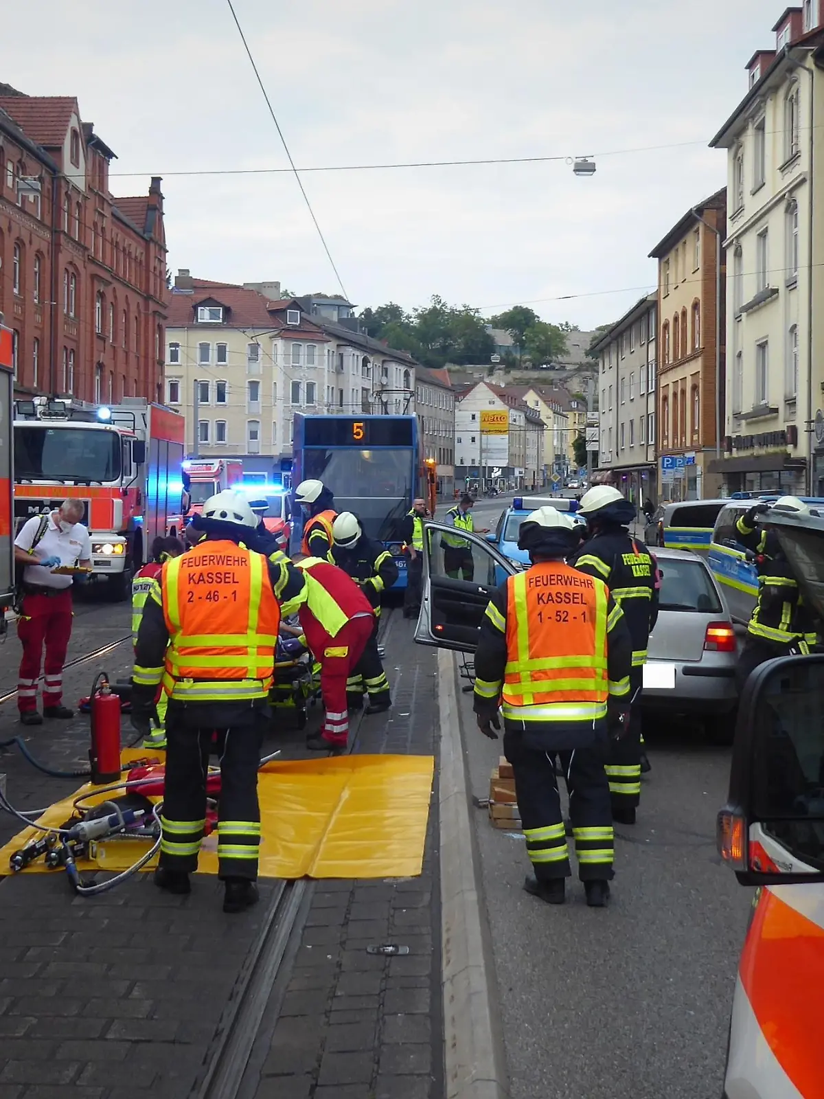 Unfall mit Tram in Kassel - Die Frankfurter Straße war während der Rettungsmaßnahmen gesperrt.