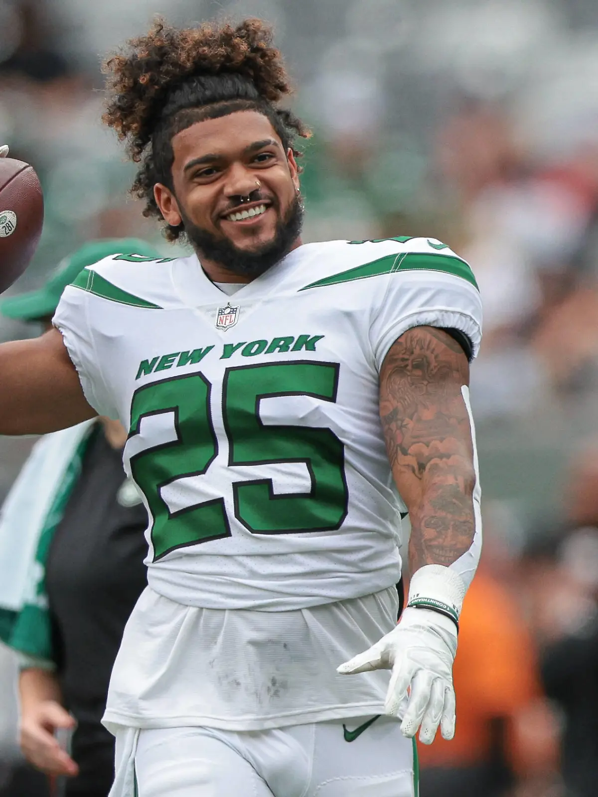 NFL, American Football Herren, USA Cincinnati Bengals at New York Jets, Sep 25, 2022 East Rutherford, New Jersey, USA New York Jets running back Ty Johnson 25 warms up before the game against the Cincinnati Bengals at MetLife Stadium. Mandatory Credit: Vincent Carchietta-USA TODAY Sports, 25.09.2022 12:15:43, 19114956, NPStrans, MetLife Stadium, New York Jets, Ty Johnson, NFL, Cincinnati Bengals PUBLICATIONxINxGERxSUIxAUTxONLY Copyright: xVincentxCarchiettax 19114956