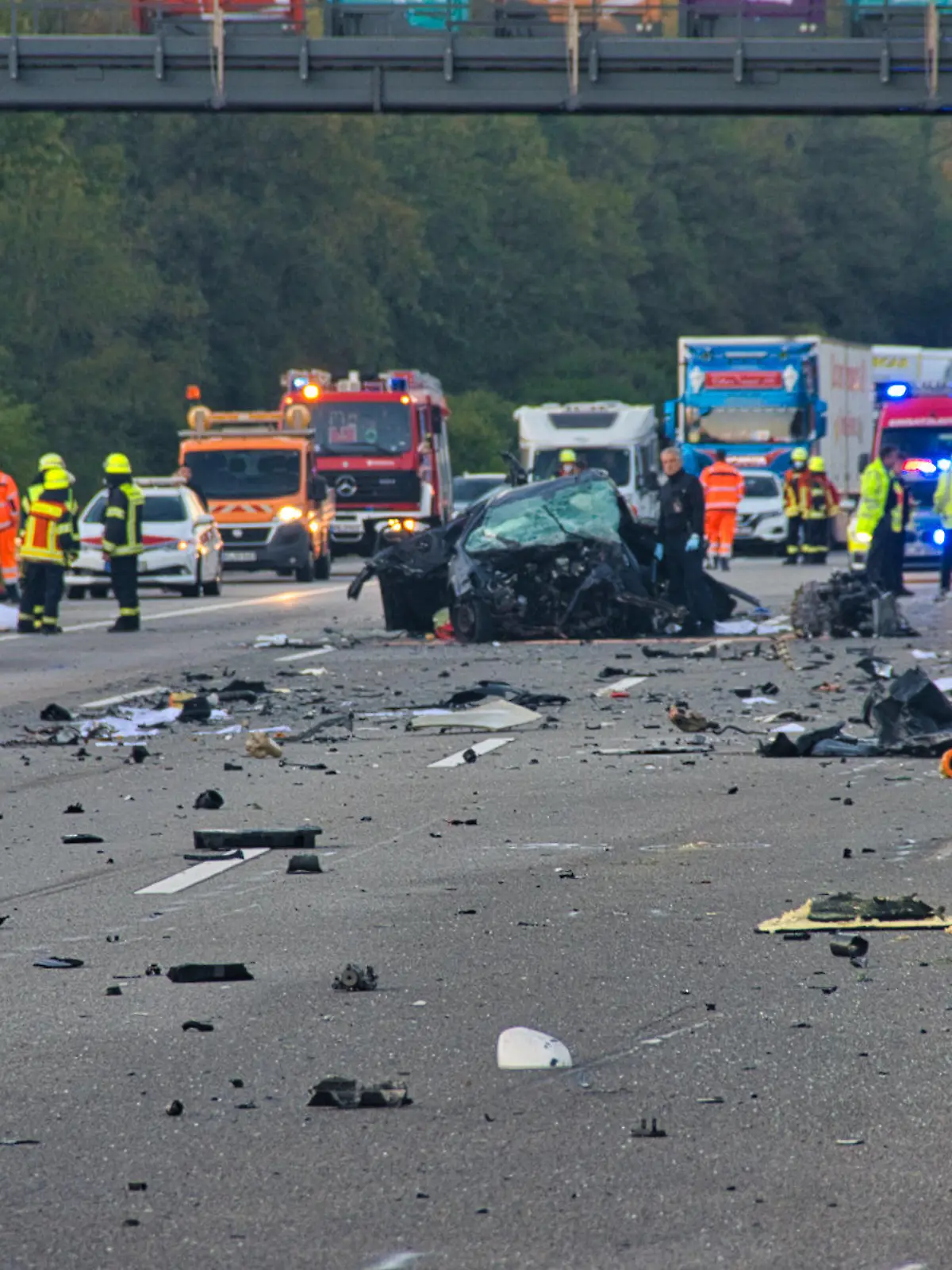 19.09.2021, Hessen, Friedberg: Die Autobahn 5 gleicht nach nach einem Unfall einem Trümmerfeld. Bei dem schweren Verkehrsunfall auf der A 5 bei Friedberg sind der Polizei zufolge mindestens vier Menschen getötet worden. Zudem seien mehrere Menschen verletzt worden, sagte ein Sprecher der Polizei. Foto: Christoph Lorenz/5vision.media/dpa +++ dpa-Bildfunk +++