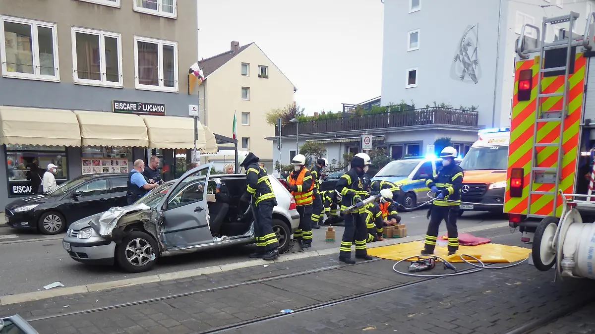 Unfall in Kassel: Die Feuerwehr musste die Türen des VW Golf entfernen, um den Fahrer aus dem Auto zu befreien.