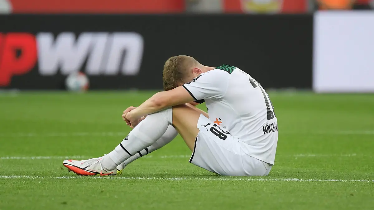 Verletzung Matthias Ginter Borussia Moenchengladbach 21.08.2021, Fussball GER, Saison 2021 2022, 1. Bundesliga, 2. Spieltag, Bayer 04 Leverkusen - Borussia Mönchengladbach 4:0, Foto: Weis/TEAM2sportphoto ***DFL regulations prohibit any use of photographs as image sequences and/or quasi-video.*** Leverkusen Nordrhein Westfalen Deutschland *** Injury Matthias Ginter Borussia Moenchengladbach 21 08 2021, Football GER, Season 2021 2022, 1 Bundesliga, 2 Matchday, Bayer 04 Leverkusen Borussia Mönchengladbach 4 0, Foto Weis TEAM2sportphoto DFL regulations prohibit any use of photographs as image sequences and or quasi video Leverkusen Nordrhein Westfalen Germany Team2