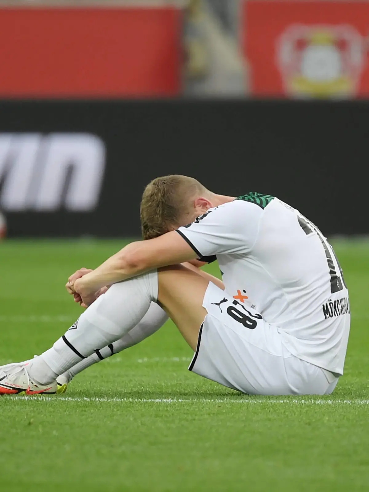 Verletzung Matthias Ginter Borussia Moenchengladbach 21.08.2021, Fussball GER, Saison 2021 2022, 1. Bundesliga, 2. Spieltag, Bayer 04 Leverkusen - Borussia Mönchengladbach 4:0, Foto: Weis/TEAM2sportphoto ***DFL regulations prohibit any use of photographs as image sequences and/or quasi-video.*** Leverkusen Nordrhein Westfalen Deutschland *** Injury Matthias Ginter Borussia Moenchengladbach 21 08 2021, Football GER, Season 2021 2022, 1 Bundesliga, 2 Matchday, Bayer 04 Leverkusen Borussia Mönchengladbach 4 0, Foto Weis TEAM2sportphoto DFL regulations prohibit any use of photographs as image sequences and or quasi video Leverkusen Nordrhein Westfalen Germany Team2 