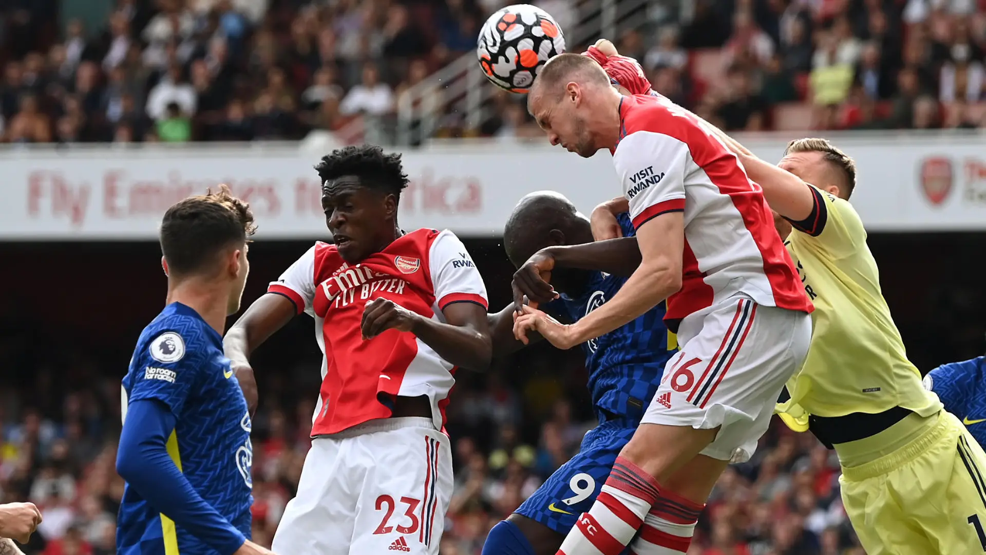 LONDON, ENGLAND - AUGUST 22: Romelu Lukaku of Chelsea competes for a header with Bernd Leno, Rob Holding and Albert Sambi Lokonga of Arsenal during the Premier League match between Arsenal and Chelsea at Emirates Stadium on August 22, 2021 in London, England. (Photo by Shaun Botterill/Getty Images)