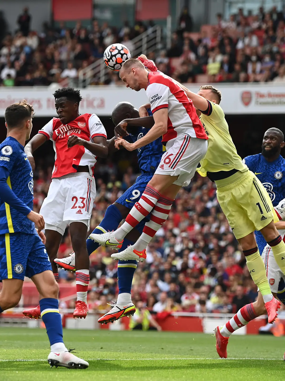 LONDON, ENGLAND - AUGUST 22: Romelu Lukaku of Chelsea competes for a header with Bernd Leno, Rob Holding and Albert Sambi Lokonga of Arsenal during the Premier League match between Arsenal and Chelsea at Emirates Stadium on August 22, 2021 in London, England. (Photo by Shaun Botterill/Getty Images)