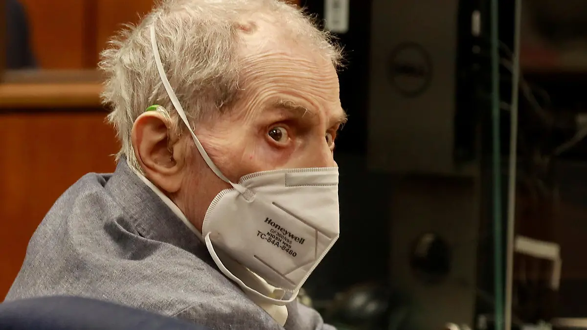 FILE PHOTO - Robert Durst looks at jurors as he appears in an Inglewood courtroom with his attorneys for closing arguments in his murder trial at the Inglewood Courthouse in California, U.S., September 8, 2021. Al Sieb/Pool via REUTERS/File Picture