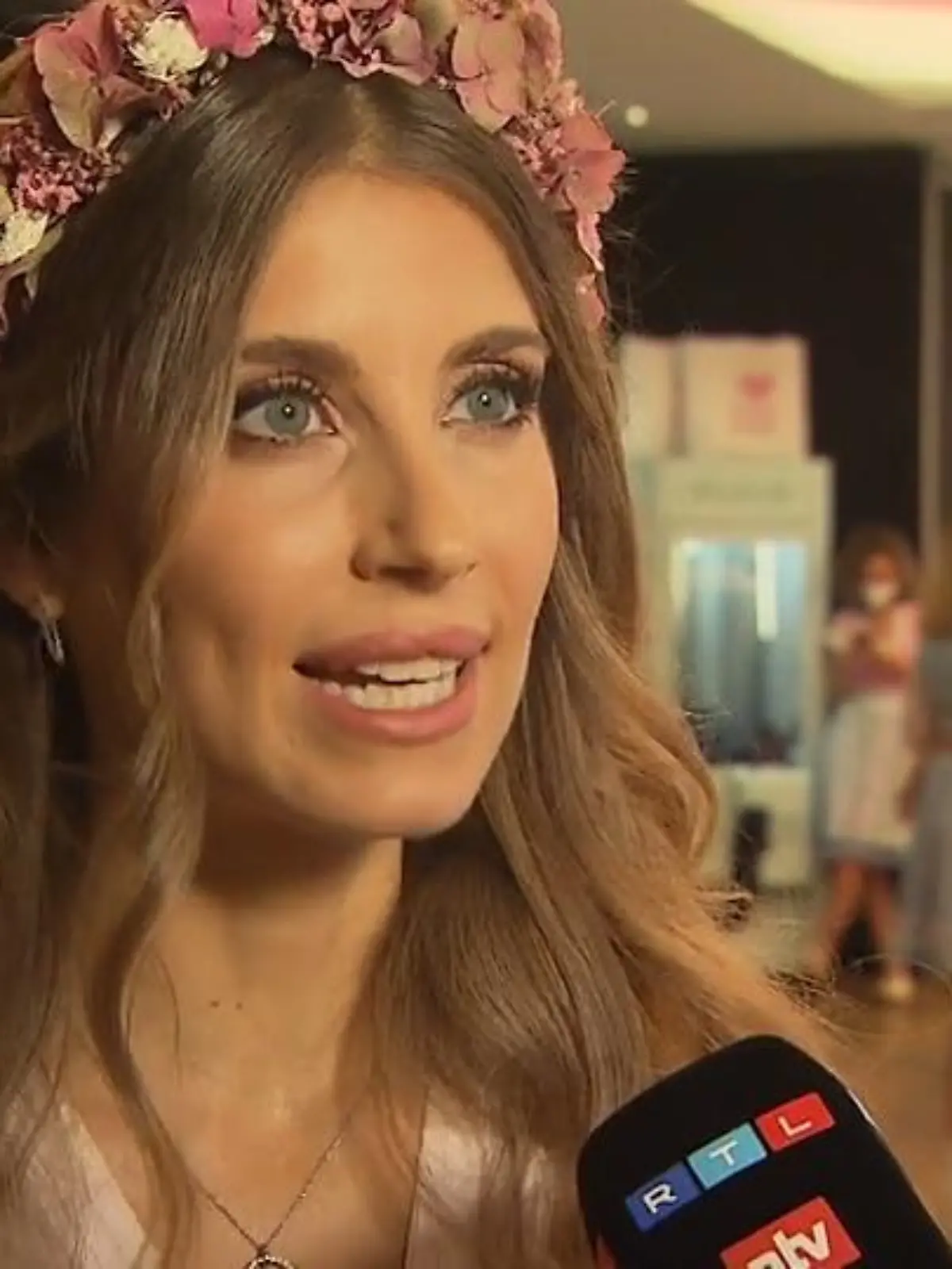 Cathy Hummels trägt auf einem Event ihre Dirndl-Schleife auf der rechten Seite.