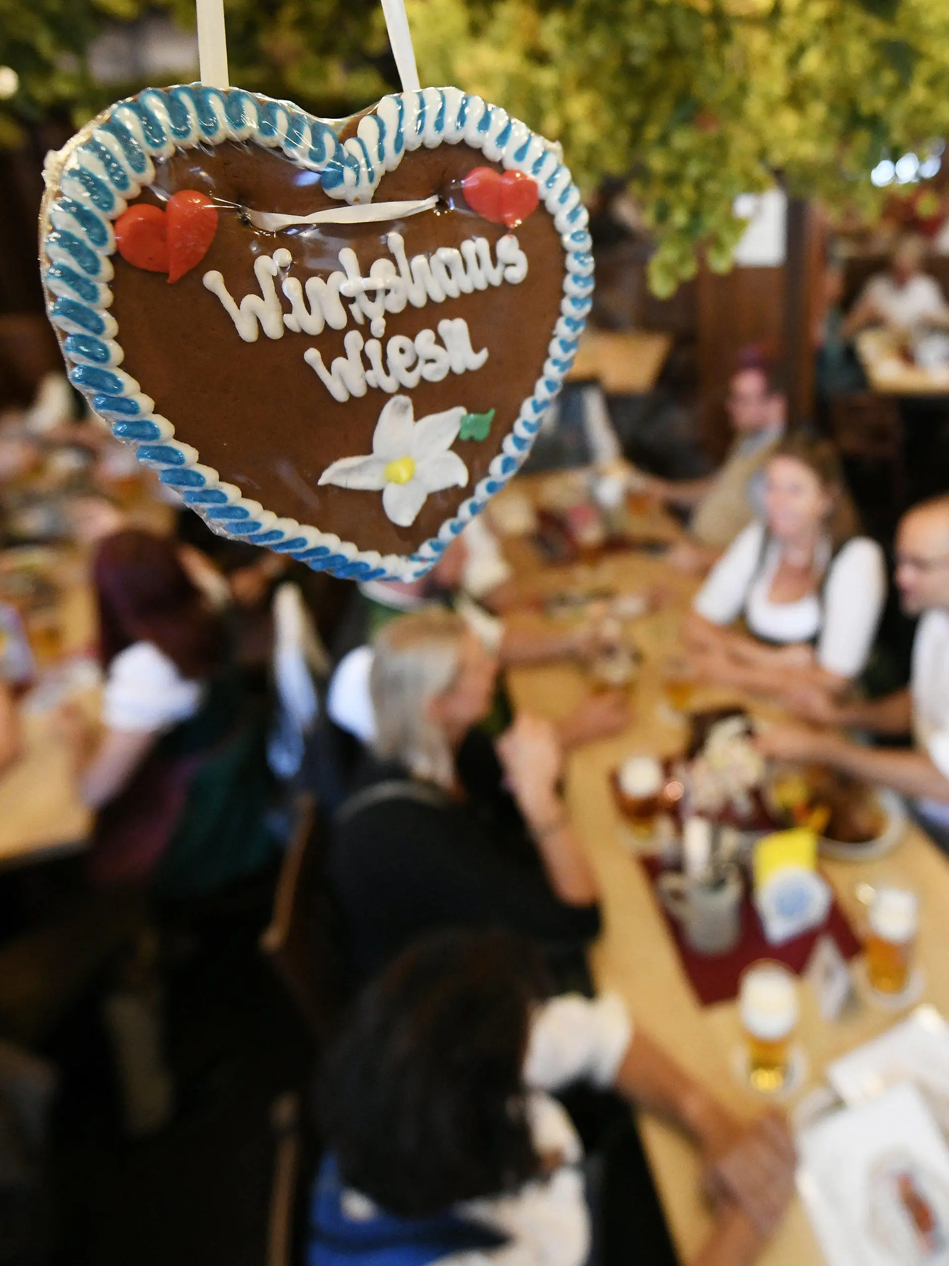 18.09.2021, Bayern, München: Gäste feiern in einem Wirtshaus den Start der WirtshausWiesn 2021. Die Münchner Innenstadtwirte und die Wiesnwirte wollen mit Musik, Wiesn-Schmankerl und Wiesn-Bier in ihren Gaststätten trotz des erneut abgesagten Oktoberfests etwas Volksfeststimmung in die Stadt holen. Foto: Angelika Warmuth/dpa +++ dpa-Bildfunk +++