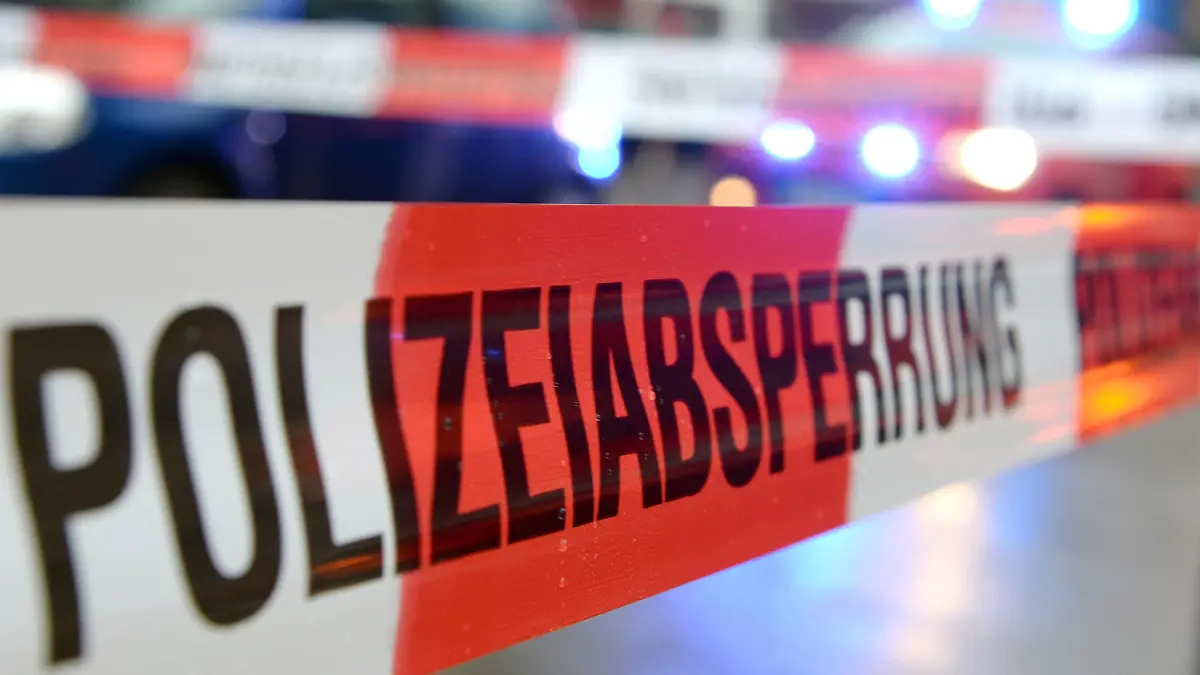 ARCHIV - 04.11.2014, Baden-Württemberg, Freiburg: ILLUSTRATION - Ein Flatterband mit der Aufschrift «Polizeiabsperrung». Brandenburgs Polizei hat 2018 erstmals seit Jahren weniger Messerangriffe registriert als im Jahr zuvor. (zu "Erstmals seit Jahren weniger Messerangriffe in Brandenburg registriert") Foto: Patrick Seeger/dpa +++ dpa-Bildfunk +++