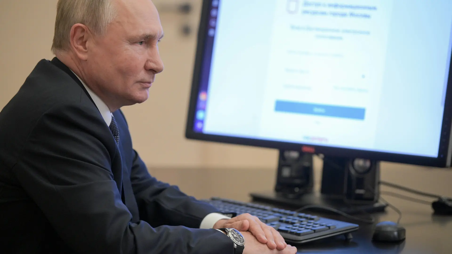 Russia Putin Parliamentary Elections 6653236 17.09.2021 Russian President Vladimir Putin takes part in electronic voting during parliamentary elections, at the Novo-Ogaryovo state residence, outside Moscow, Russia. Alexei Druzhinin / Sputnik Novo-Ogaryovo Moscow region Russia PUBLICATIONxINxGERxSUIxAUTxONLY Copyright: xAlexeixDruzhininx