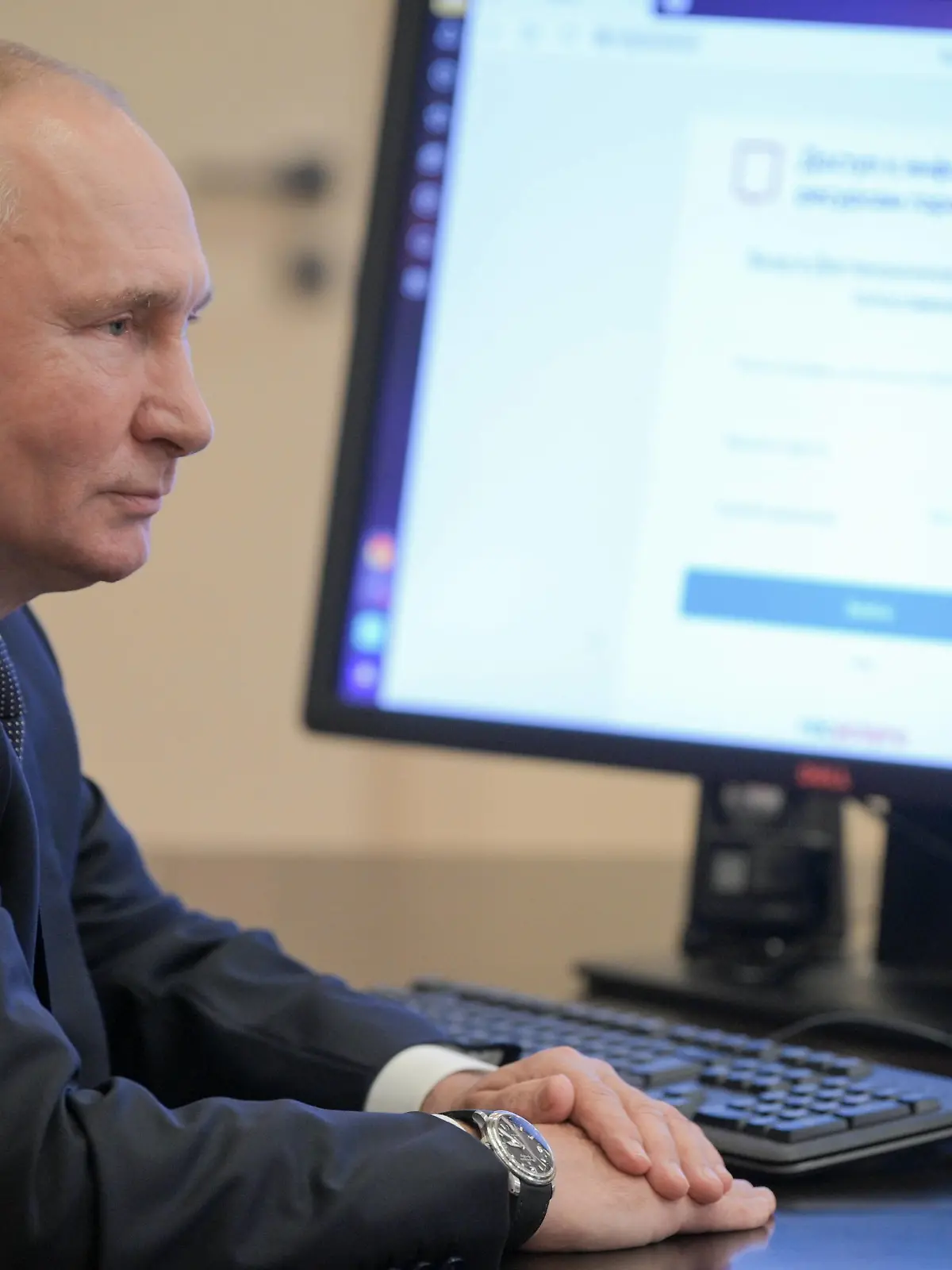 Russia Putin Parliamentary Elections 6653236 17.09.2021 Russian President Vladimir Putin takes part in electronic voting during parliamentary elections, at the Novo-Ogaryovo state residence, outside Moscow, Russia. Alexei Druzhinin / Sputnik Novo-Ogaryovo Moscow region Russia PUBLICATIONxINxGERxSUIxAUTxONLY Copyright: xAlexeixDruzhininx 