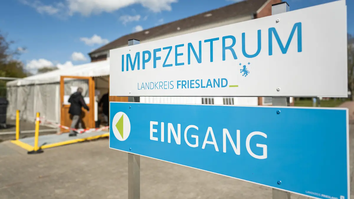 ARCHIV - 25.04.2021, Niedersachsen, Schortens: Eine ältere Dame betritt das Impfzentrum im Landkreis Friesland. Bei den Ermittlungen wegen möglicher Impfungen mit Kochsalzlösungen hat die Polizei am Donnerstagmorgen mehrere Orte durchsucht, auch im Impfzentrum des Kreises Friesland in Schortens gab es einen Einsatz. Foto: Mohssen Assanimoghaddam/dpa +++ dpa-Bildfunk +++