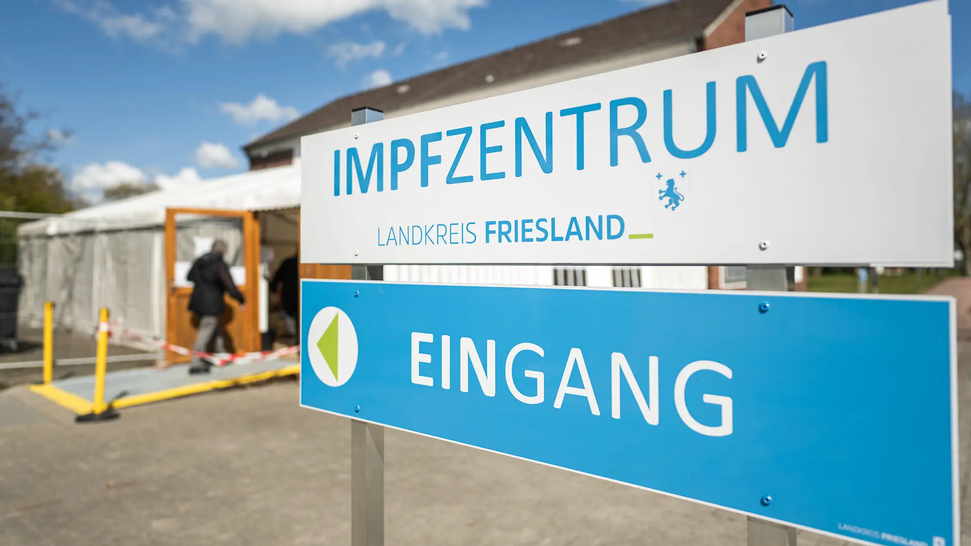 ARCHIV - 25.04.2021, Niedersachsen, Schortens: Eine ältere Dame betritt das Impfzentrum im Landkreis Friesland. Bei den Ermittlungen wegen möglicher Impfungen mit Kochsalzlösungen hat die Polizei am Donnerstagmorgen mehrere Orte durchsucht, auch im Impfzentrum des Kreises Friesland in Schortens gab es einen Einsatz. Foto: Mohssen Assanimoghaddam/dpa +++ dpa-Bildfunk +++