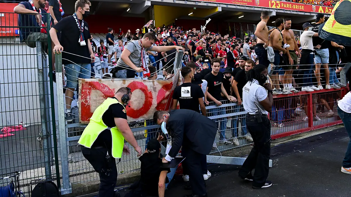Supporters du LOSC - Ambiance DVE - Dogues Virage Est tribune effondree FOOTBALL : RC Lens vs LOSC - Derby du Nord - 18/09/2021 JBAutissier/Panoramic PUBLICATIONxNOTxINxFRAxITAxBEL 