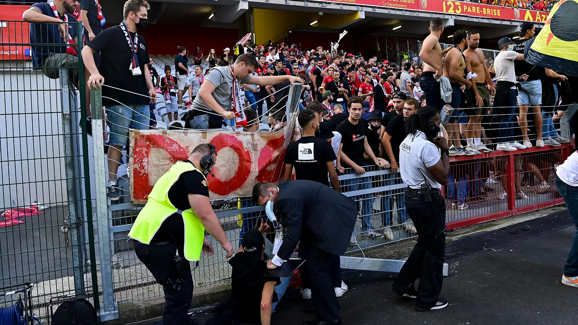 Supporters du LOSC - Ambiance DVE - Dogues Virage Est tribune effondree FOOTBALL : RC Lens vs LOSC - Derby du Nord - 18/09/2021 JBAutissier/Panoramic PUBLICATIONxNOTxINxFRAxITAxBEL