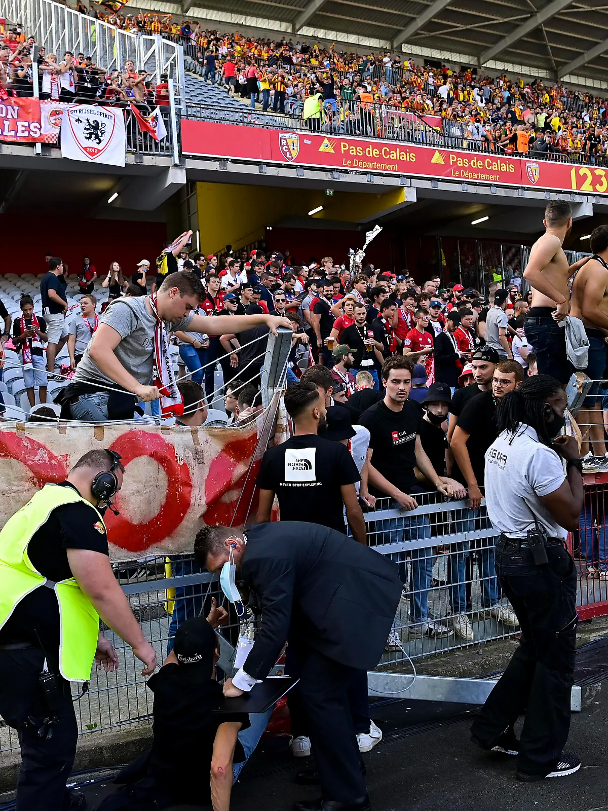 Supporters du LOSC - Ambiance DVE - Dogues Virage Est tribune effondree FOOTBALL : RC Lens vs LOSC - Derby du Nord - 18/09/2021 JBAutissier/Panoramic PUBLICATIONxNOTxINxFRAxITAxBEL 