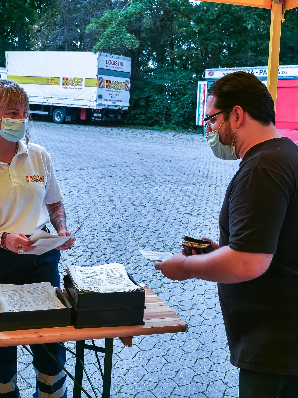  Impfangebot beim Heimspiel von Hannover 96 in der HDI-Arena Vor der Impfung muss Patrick Tiedemann 30 einige Formulare ausfüllen. Sein Impfausweis hat der Fußballfan dabei *** Vaccination offer at Hannover 96 home game in the HDI Arena Before the vaccination, Patrick Tiedemann 30 has to fill out some forms The football fan has his vaccination card with him Copyright: xBerndxGüntherx