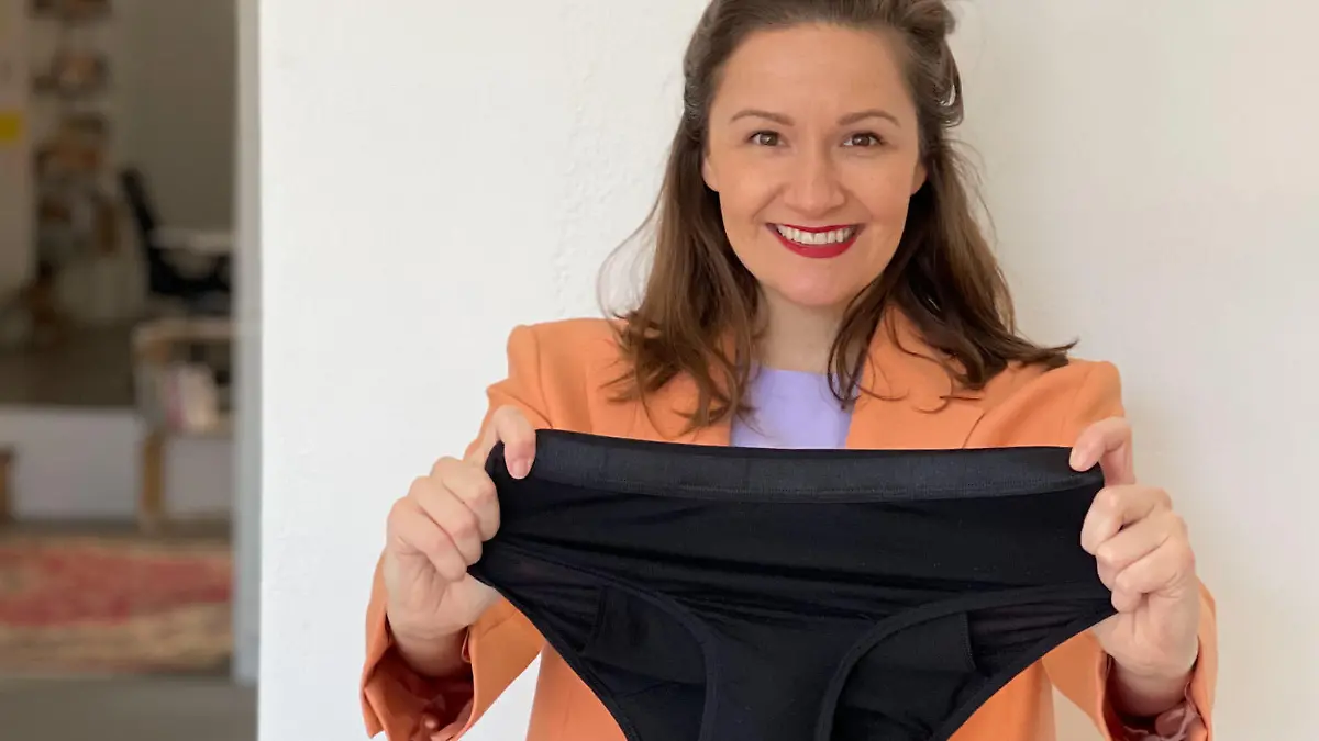 Julia Rittereiser, Gründerin von Kora Mikino, zeigt einen Periodenslip,