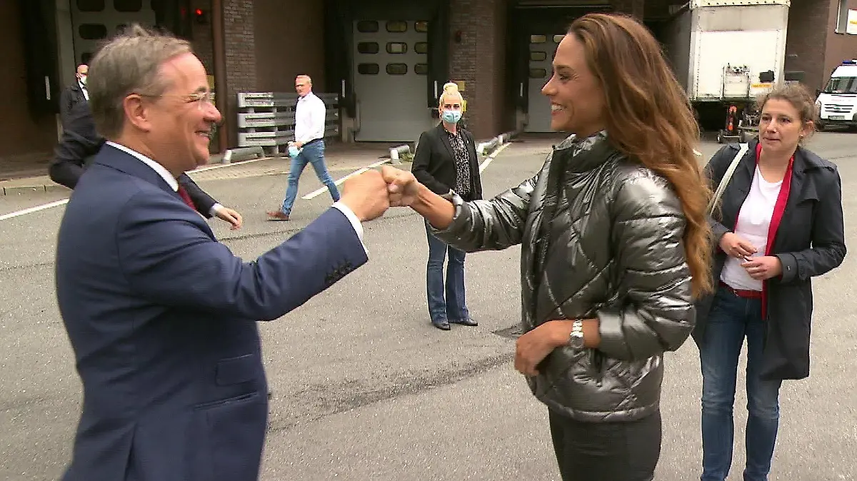 CDU-Kanzlerkandidat Armin Laschet begrüßt RTL-Reporterin Franca Lehfeldt.