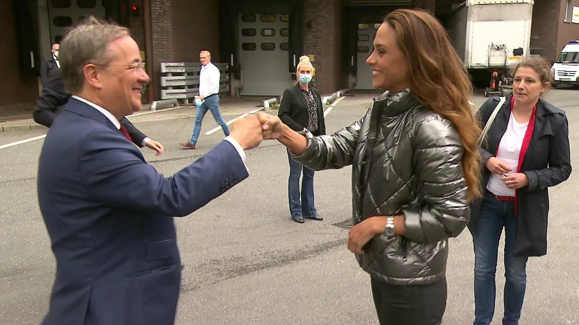 CDU-Kanzlerkandidat Armin Laschet begrüßt RTL-Reporterin Franca Lehfeldt.