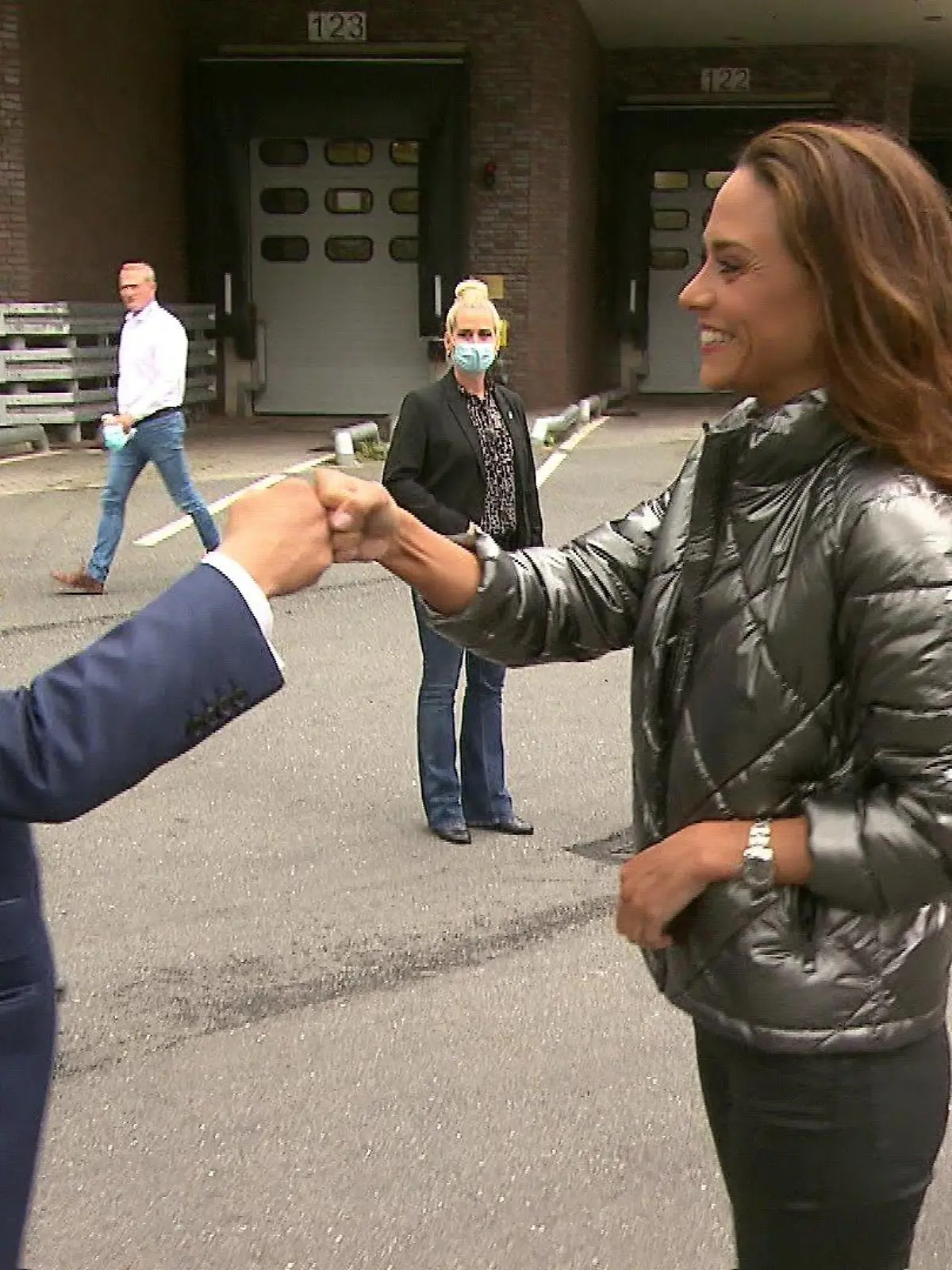 CDU-Kanzlerkandidat Armin Laschet begrüßt RTL-Reporterin Franca Lehfeldt.