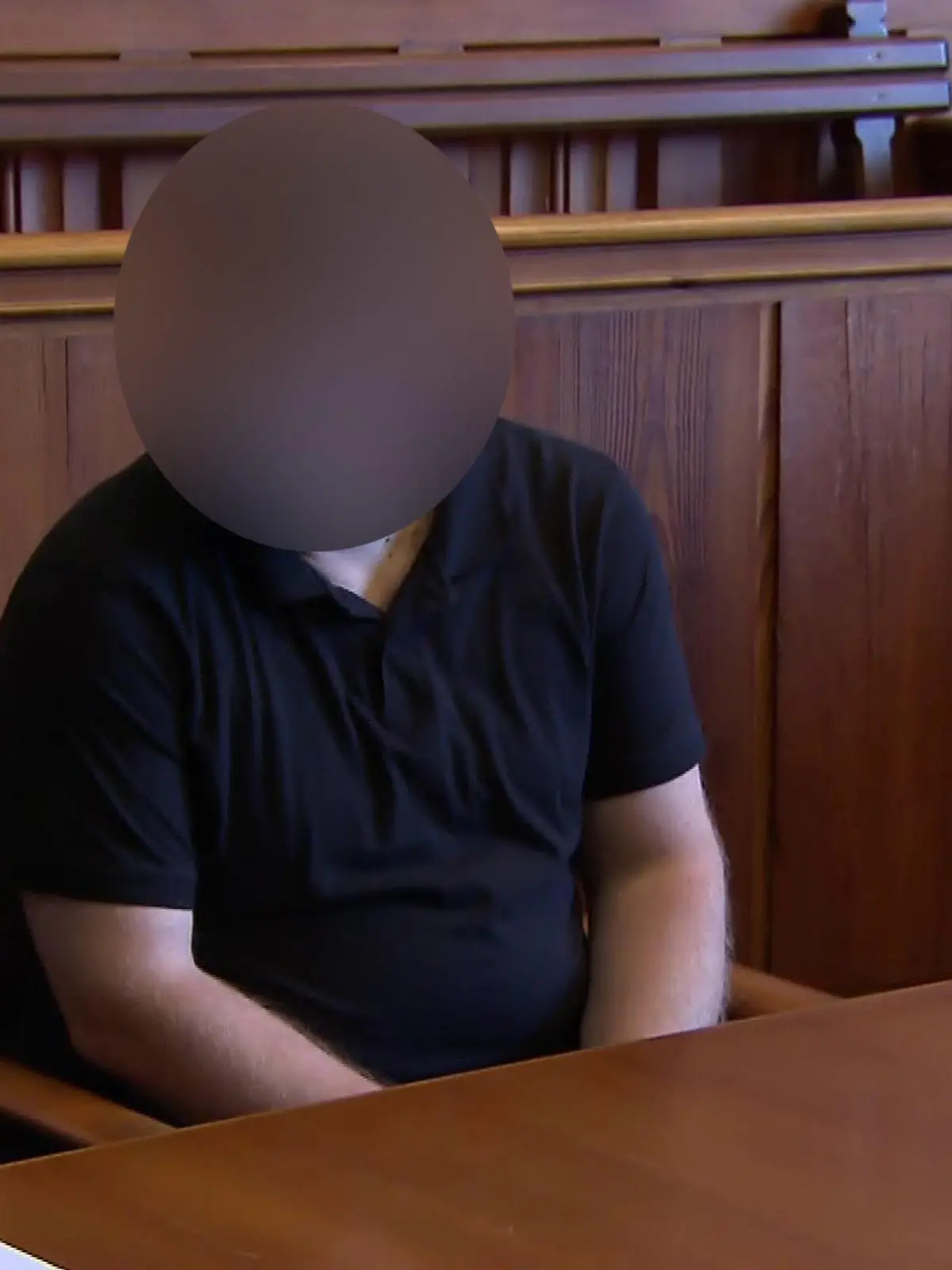 Der Täter kurz vor dem Urteilsspruch auf der Anklagebank im Landgericht Flensburg
