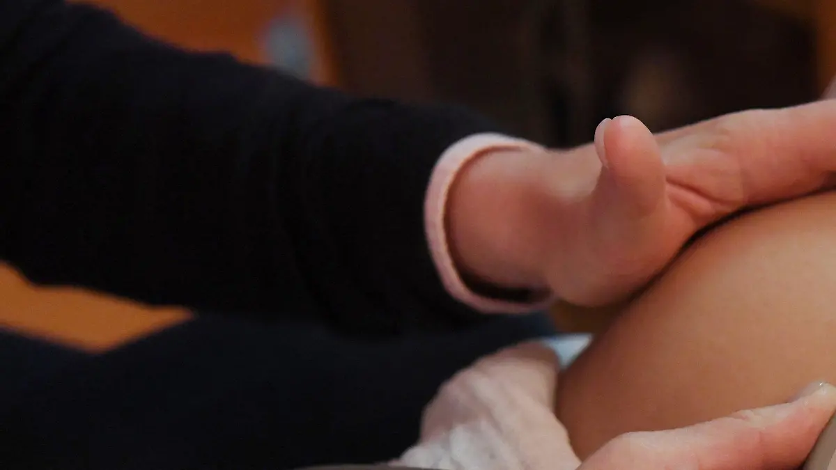 ARCHIV - Eine Hebamme hört am 29.04.2016 in ihrer Praxis in Ettlingen (Baden-Württemberg) mit einem CTG die Herztöne eines Babys, einer Schwangeren die in der 25. Woche ist, ab. (zu dpa: «Zu wenig Geld für gute Versorgung - Hebammenmangel bleibt» vom 04.05.2017) Foto: Uli Deck/dpa +++(c) dpa - Bildfunk+++
