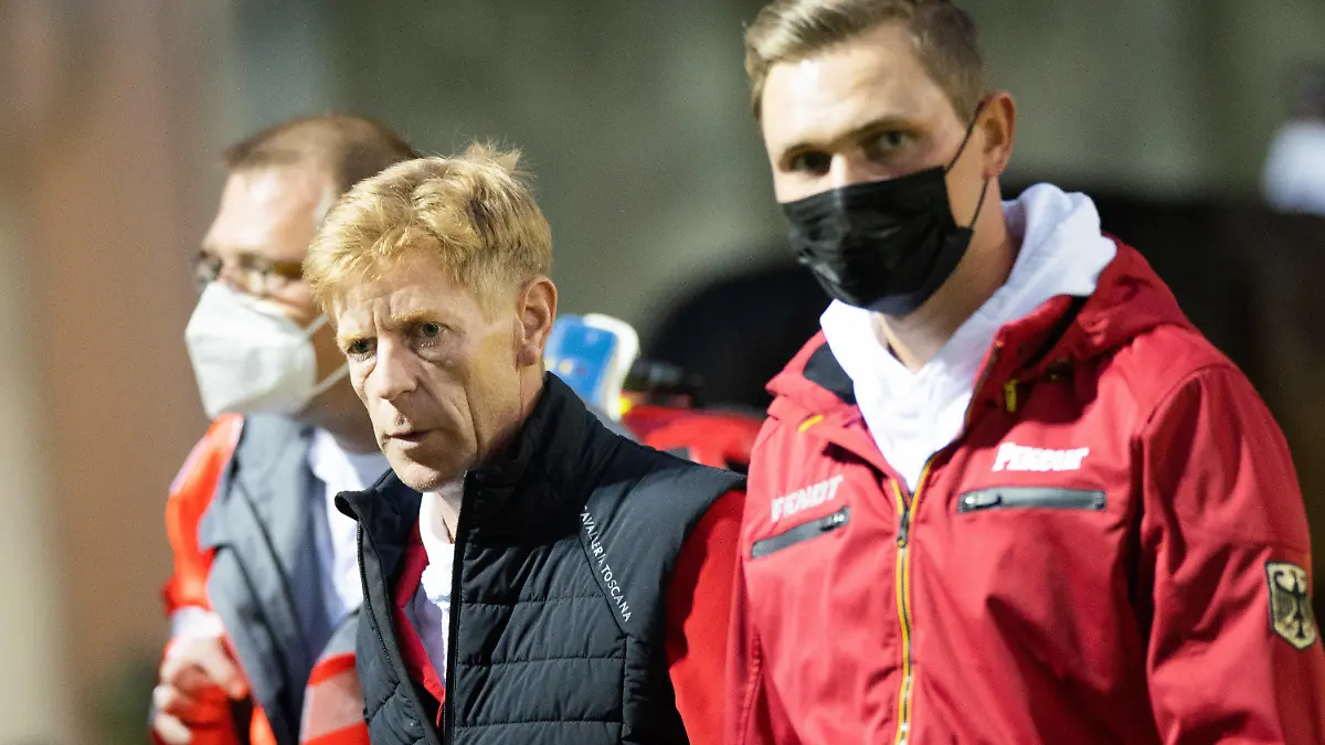 16.09.2021, Nordrhein-Westfalen, Aachen: CHIO, Springen, Nationenpreis: Der Reiter Marcus Ehning (2.v.r) aus Deutschland verlässt neben einem Sanitäter und Teammitglied den Platz, nachdem er auf dem Abreiteplatz vom Pferd gefallen war. Foto: Rolf Vennenbernd/dpa +++ dpa-Bildfunk +++