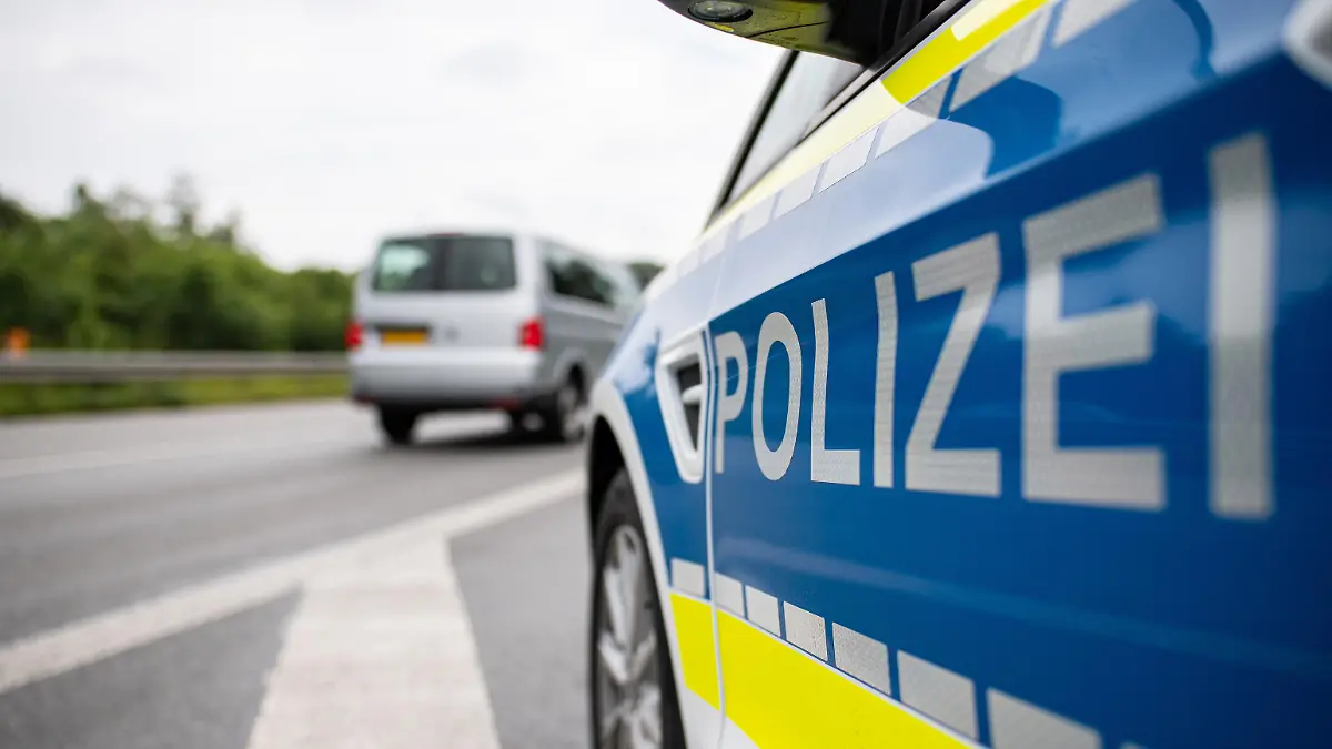 Ein Fahrzeug mit der Aufschrift: "Polizei" steht bei einer Corona-Einreisekontrolle der Bundespolizei an der deutsch-niederländischen Grenze.