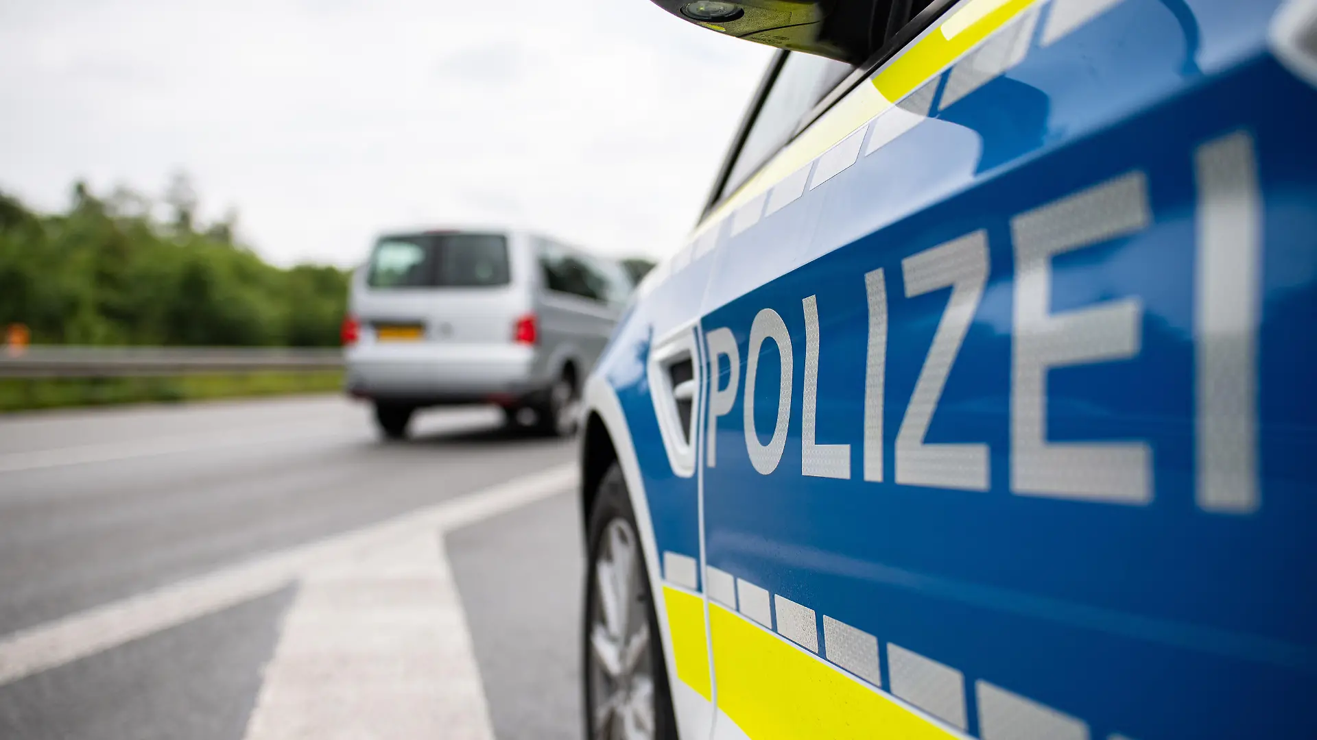 Ein Fahrzeug mit der Aufschrift: "Polizei" steht bei einer Corona-Einreisekontrolle der Bundespolizei an der deutsch-niederländischen Grenze.