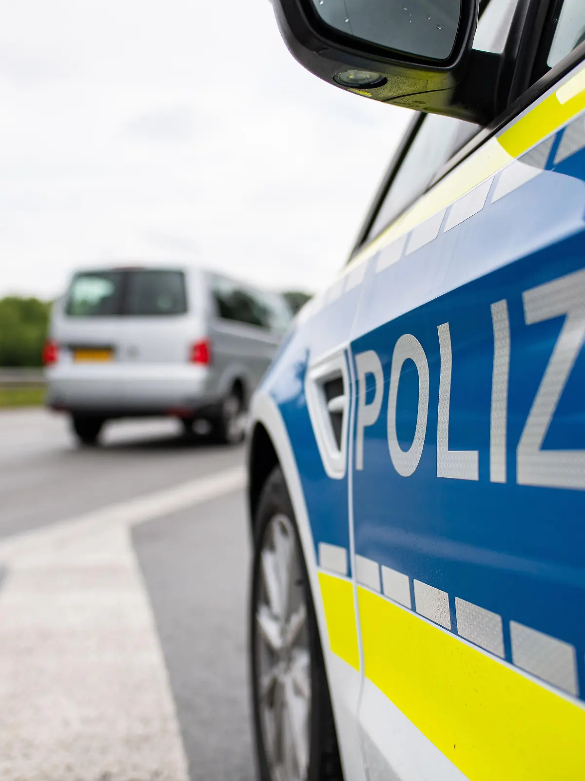 Ein Fahrzeug mit der Aufschrift: "Polizei" steht bei einer Corona-Einreisekontrolle der Bundespolizei an der deutsch-niederländischen Grenze.