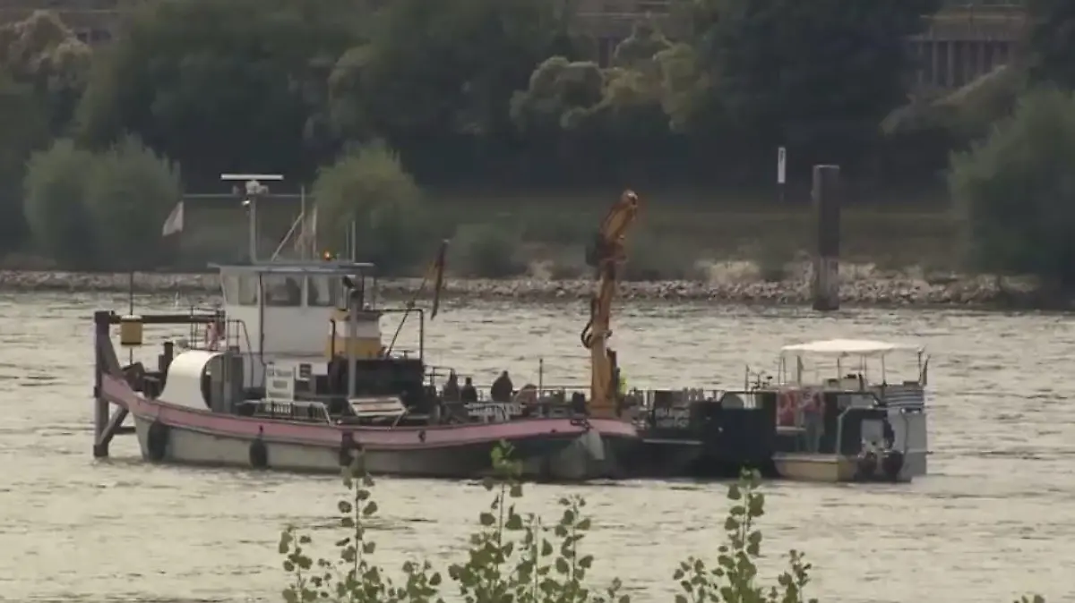 Experten bergen die Yacht auf dem Rhein. Foto: Fritz Demel