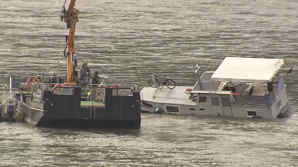 Durch die Schieflage drang Wasser ins Bootsinnere. Foto: Fritz Demel