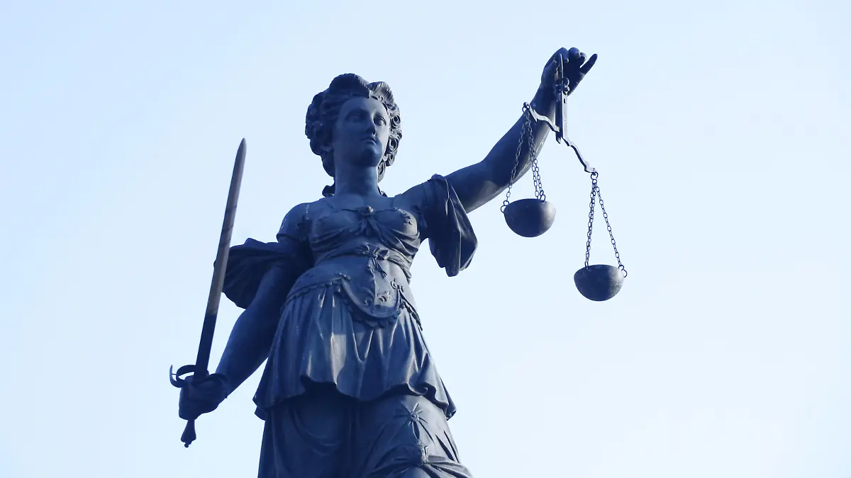 Eine Statue der Justitia (auch Justizia), Göttin der Justiz, der Rechtsprechung und der Gerechtigkeit, steht auf dem Gerechtigkeitsbrunnen auf dem Römerberg in Frankfurt am Main und hält eine Waage mit zwei Wagschalen in der linken und das Richtschwert in der rechten Hand, aufgenommen am Main am 11.01.2009. Foto: Wolfram Steinberg +++(c) dpa - Report+++