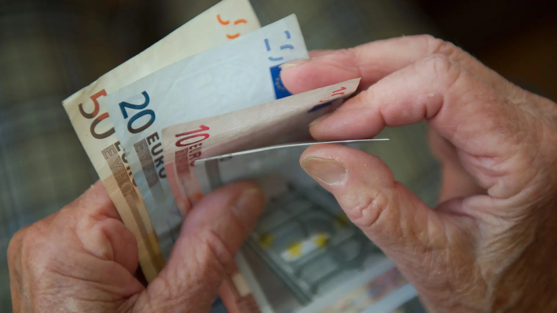 ARCHIV - 26.06.2012, Baden-Württemberg, Stuttgart: Eine ältere Frau zählt Geld. Die Chefs der Wirtschaftsforschungsinstitute DIW und IW fordern, dass die geplante Energiepreispauschale in Höhe von 300 Euro auch für Rentner gilt. (zu dpa: «Ökonomen fordern: Energiepauschale auch für Rentner») Foto: Marijan Murat/dpa +++ dpa-Bildfunk +++