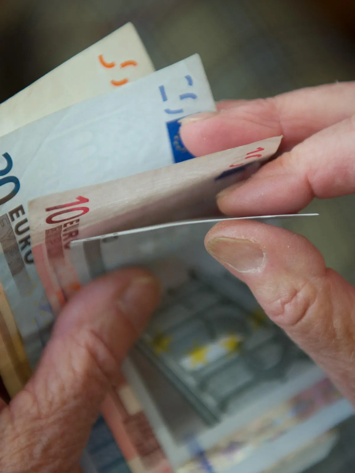 ARCHIV - 26.06.2012, Baden-Württemberg, Stuttgart: Eine ältere Frau zählt Geld. Die Chefs der Wirtschaftsforschungsinstitute DIW und IW fordern, dass die geplante Energiepreispauschale in Höhe von 300 Euro auch für Rentner gilt. (zu dpa: «Ökonomen fordern: Energiepauschale auch für Rentner») Foto: Marijan Murat/dpa +++ dpa-Bildfunk +++