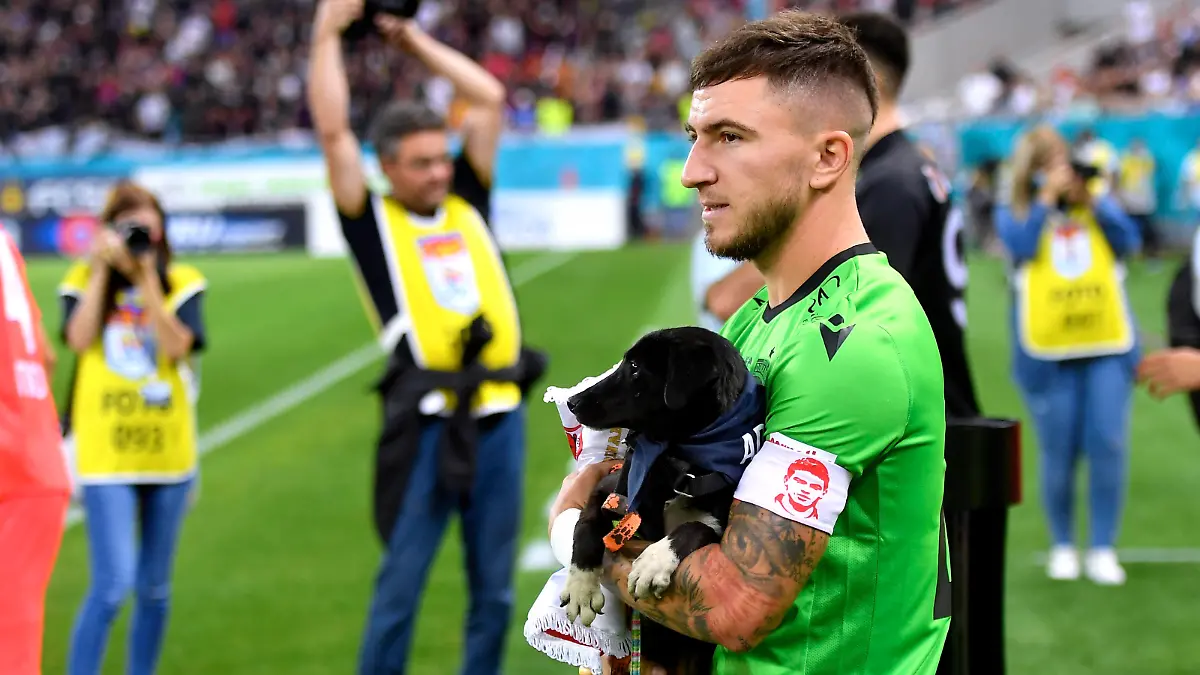 FCSB v Dinamo Bucharest - Romanian First League Deian Sorescu holds a dog before enter the pitch in action during the Romania Liga 1 game between FCSB and Dinamo Bucharest, played on Arena Nationala, in Bucharest, on Sunday 12 September 2021. Bucharest Romania nicodim-notitle210912_np8I6 PUBLICATIONxNOTxINxFRA Copyright: xAlexxNicodimx