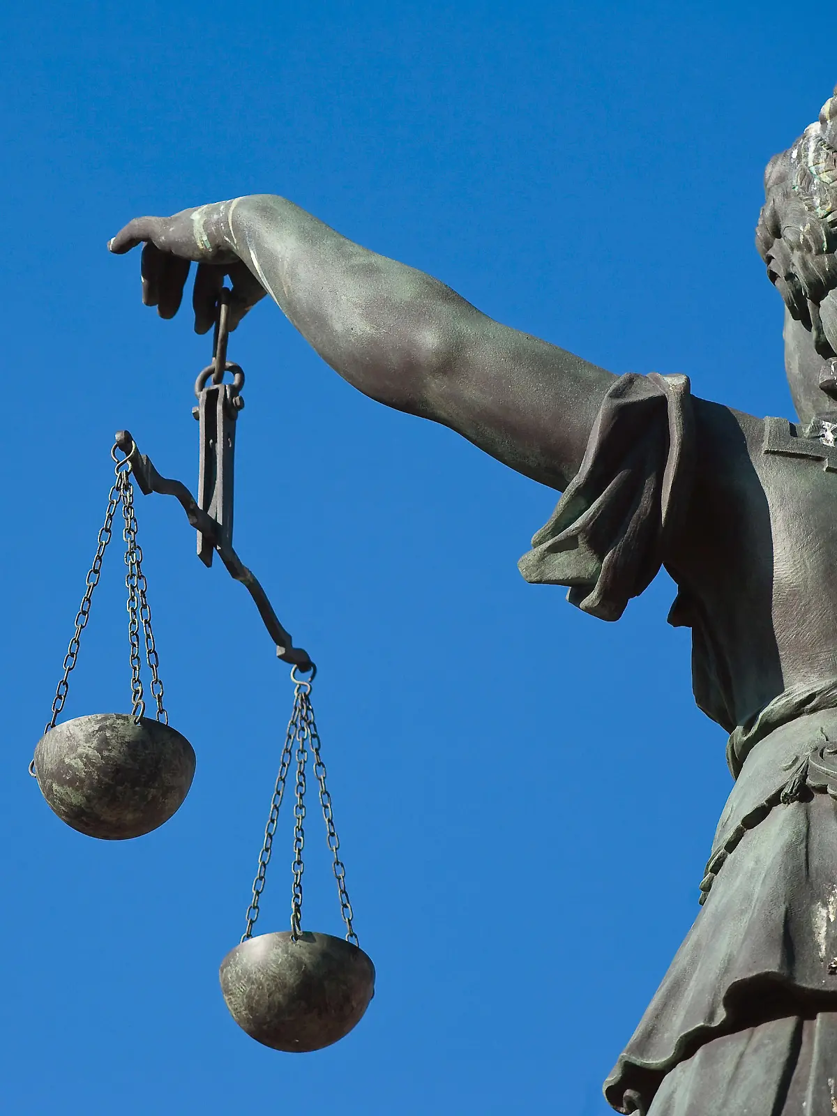 Eine Statue der Justitia, Göttin der Justiz und der Gerechtigkeit, steht auf dem Gerechtigkeitsbrunnen auf dem Frankfurter Römerberg und hält eine Waage mit zwei Waagschalen in der Hand, fotografiert am 15.02.2008. Foto: Wolfram Steinberg +++(c) dpa - Report+++